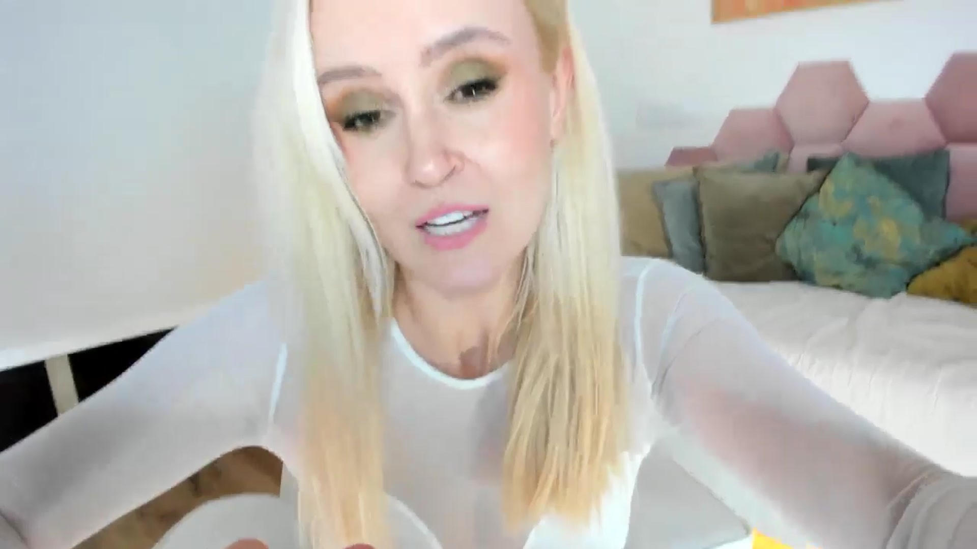 Gallery image thumbnail from AoifeOneal's myfreecams stream on, 08/28/2024, 22:09 image 2 of 20