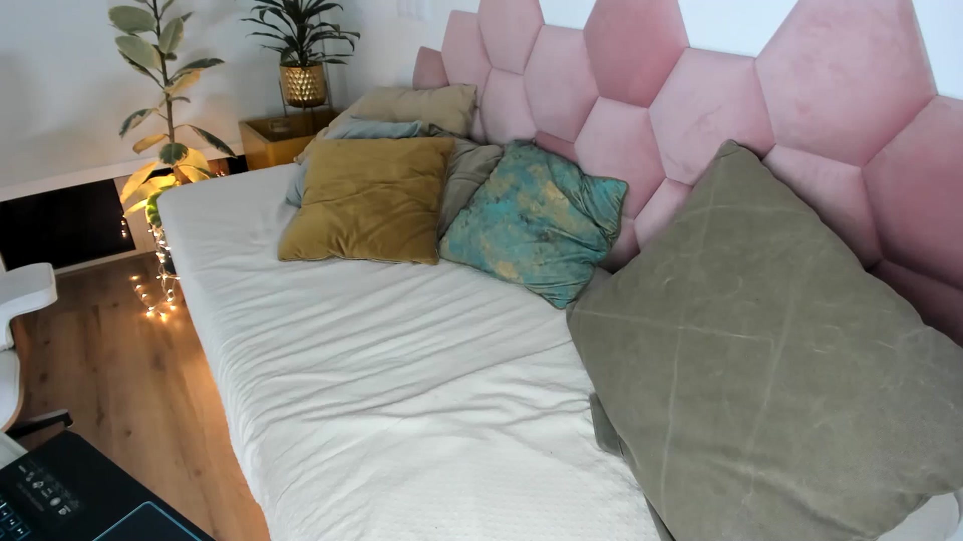 Gallery image thumbnail from AoifeOneal's myfreecams stream on, 09/12/2024, 19:54 image 20 of 20