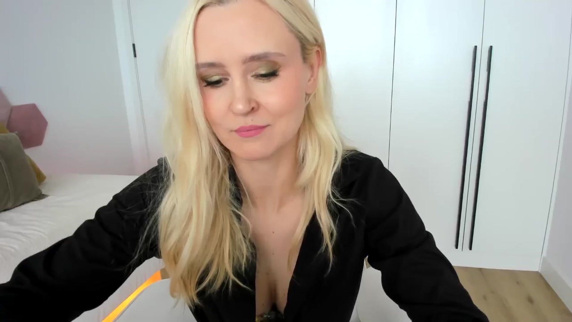Gallery image thumbnail from AoifeOneal's myfreecams stream on, 09/15/2024, 18:35 image 10 of 20