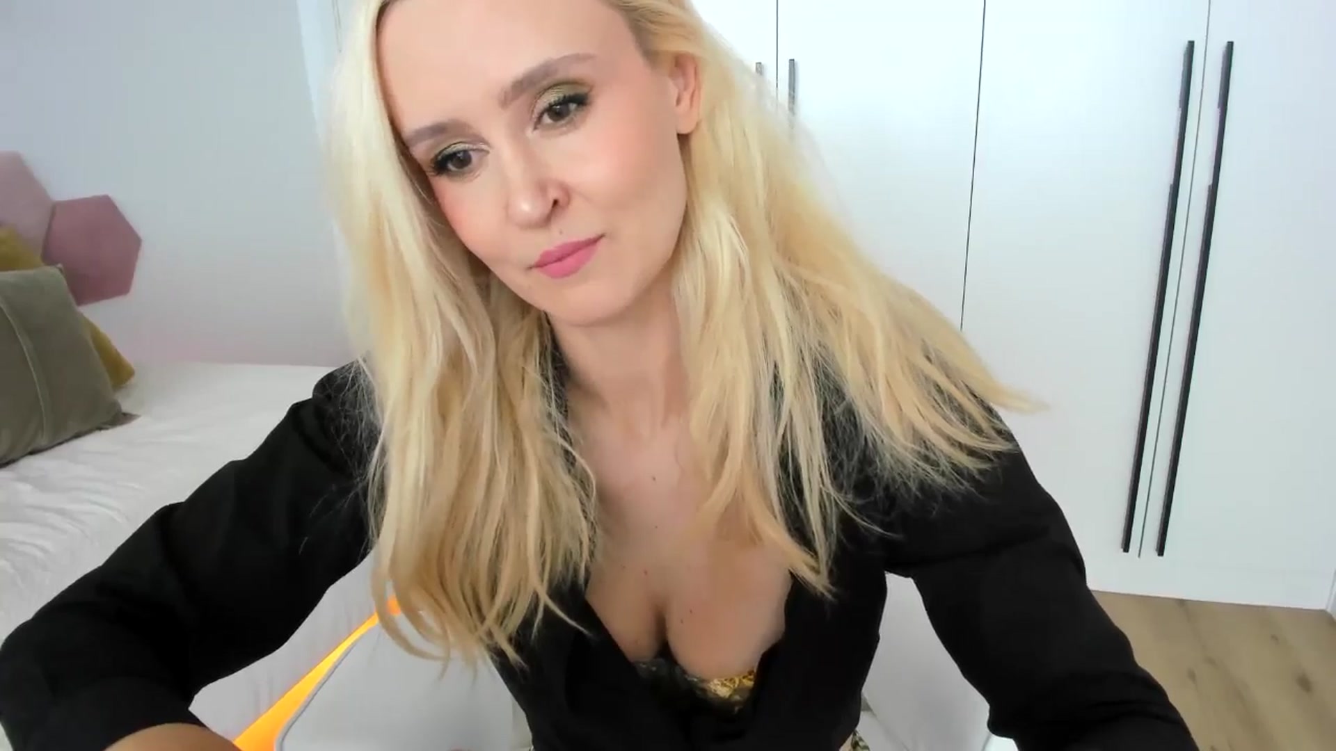 Gallery image thumbnail from AoifeOneal's myfreecams stream on, 09/15/2024, 18:35 image 9 of 20