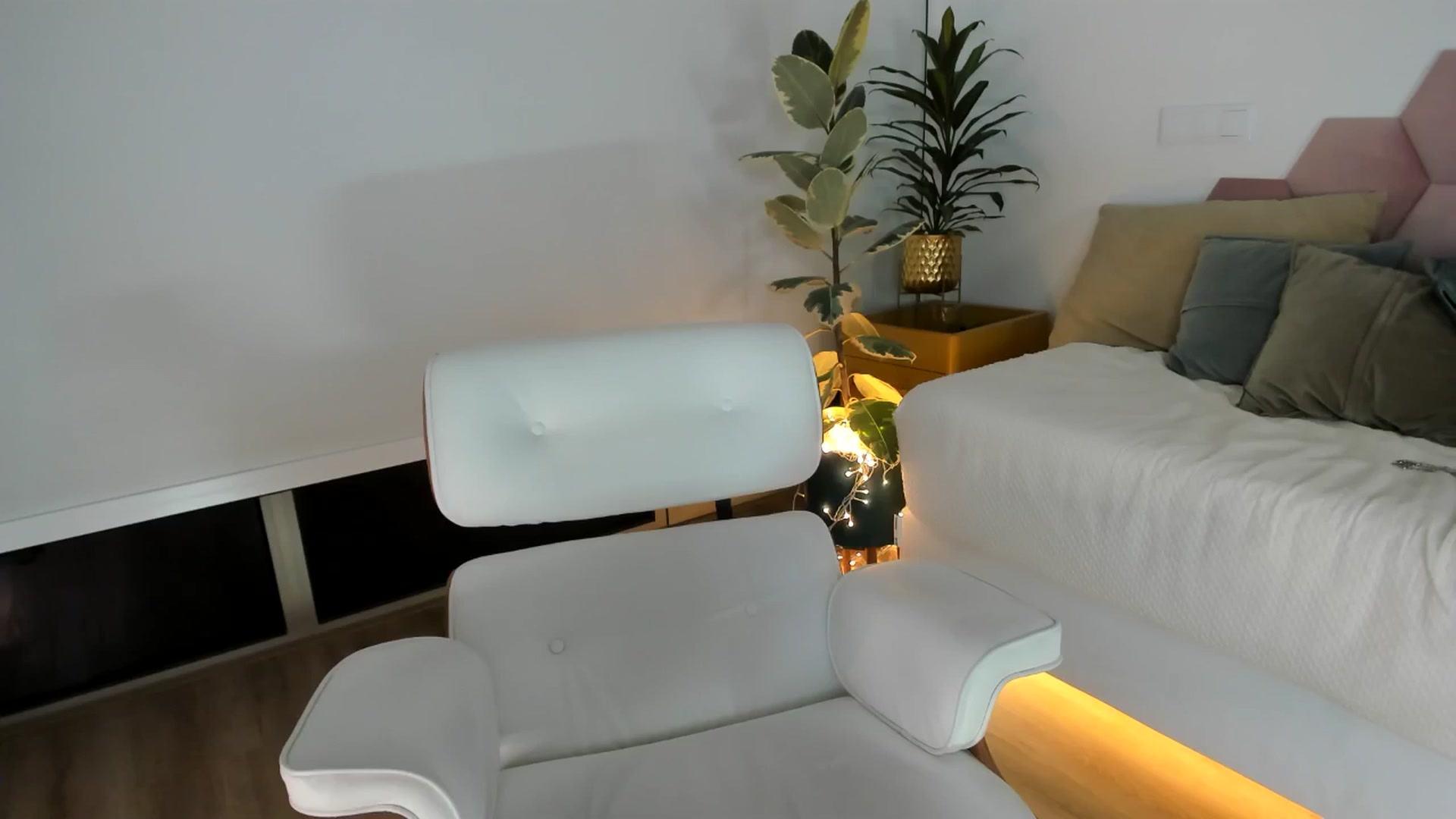 Gallery image thumbnail from AoifeOneal's myfreecams stream on, 09/15/2024, 20:54 image 15 of 20