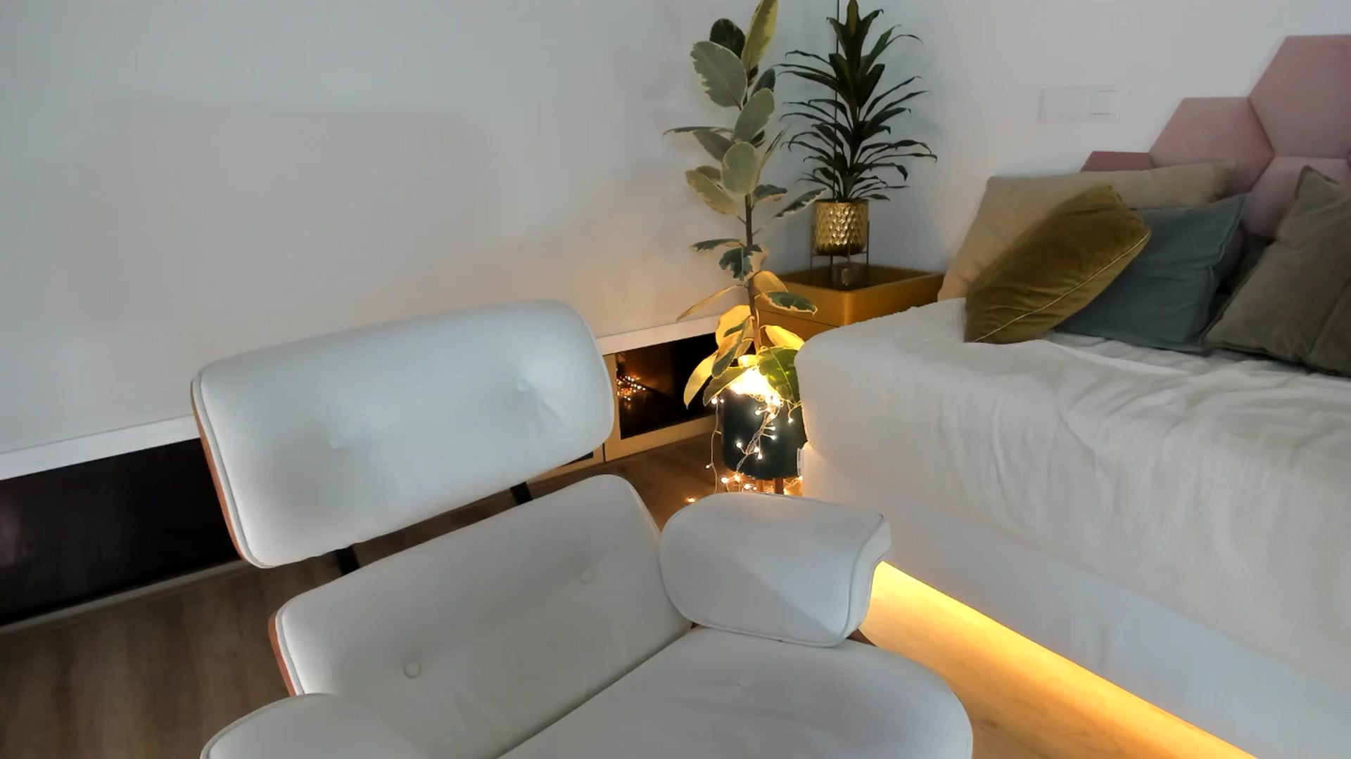 Gallery image thumbnail from AoifeOneal's myfreecams stream on, 09/15/2024, 20:54 image 20 of 20