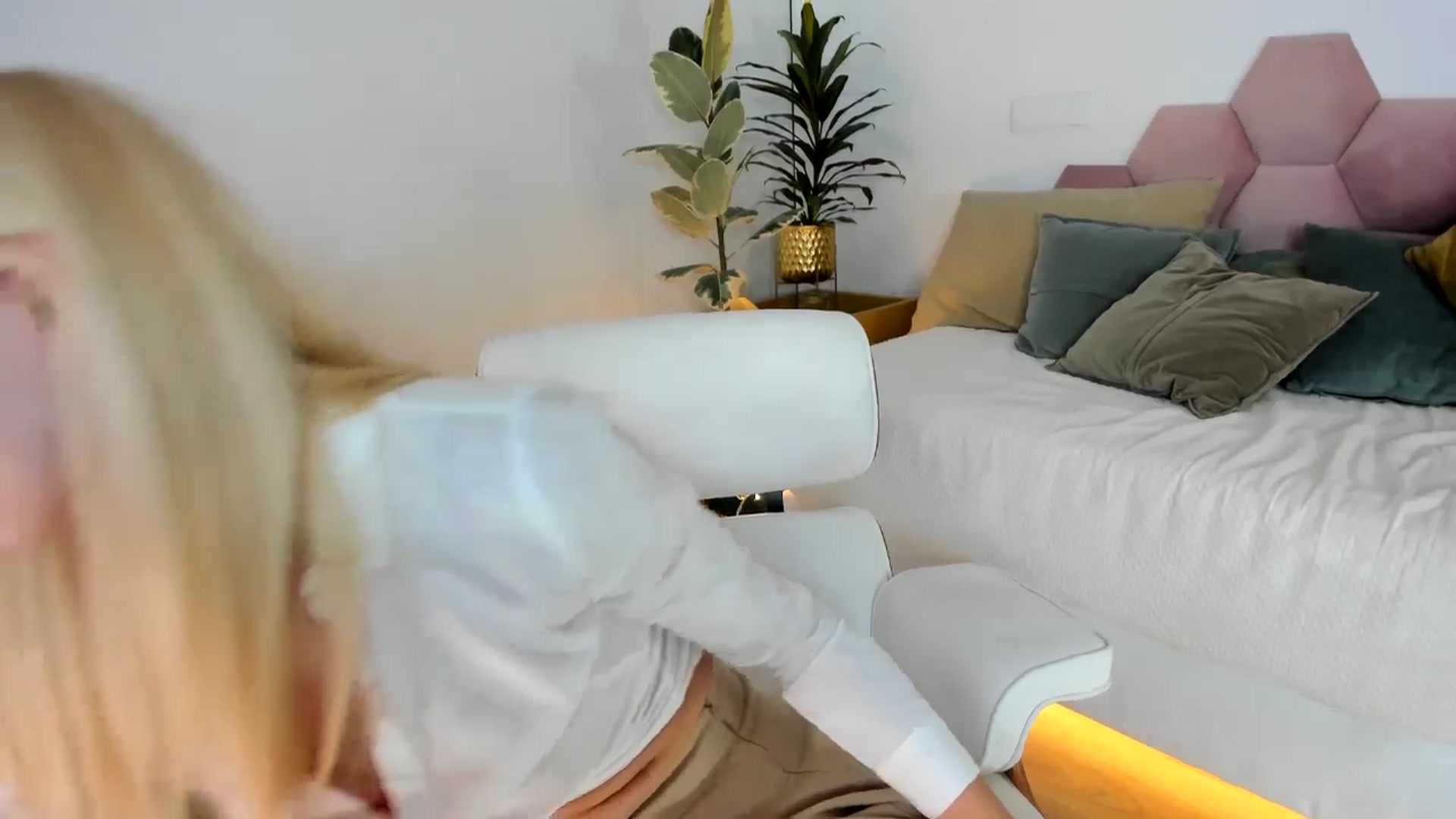 Gallery image thumbnail from AoifeOneal's myfreecams stream on, 09/17/2024, 20:17 image 9 of 20