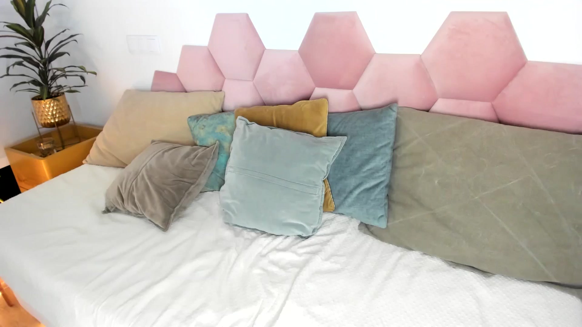 Gallery image thumbnail from AoifeOneal's myfreecams stream on, 09/20/2024, 21:44 image 14 of 20