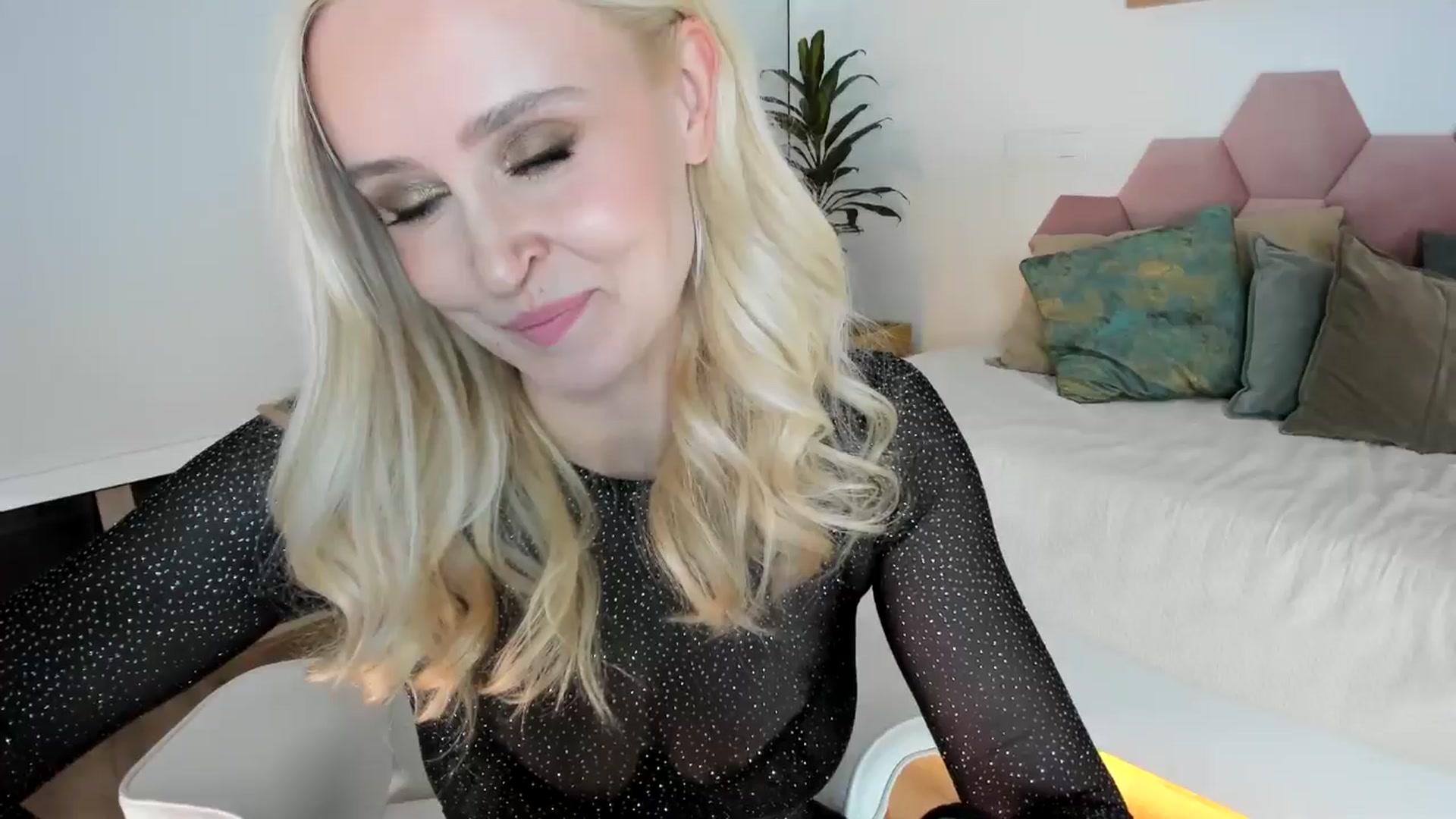 Gallery image thumbnail from AoifeOneal's myfreecams stream on, 09/26/2024, 19:44 image 19 of 20