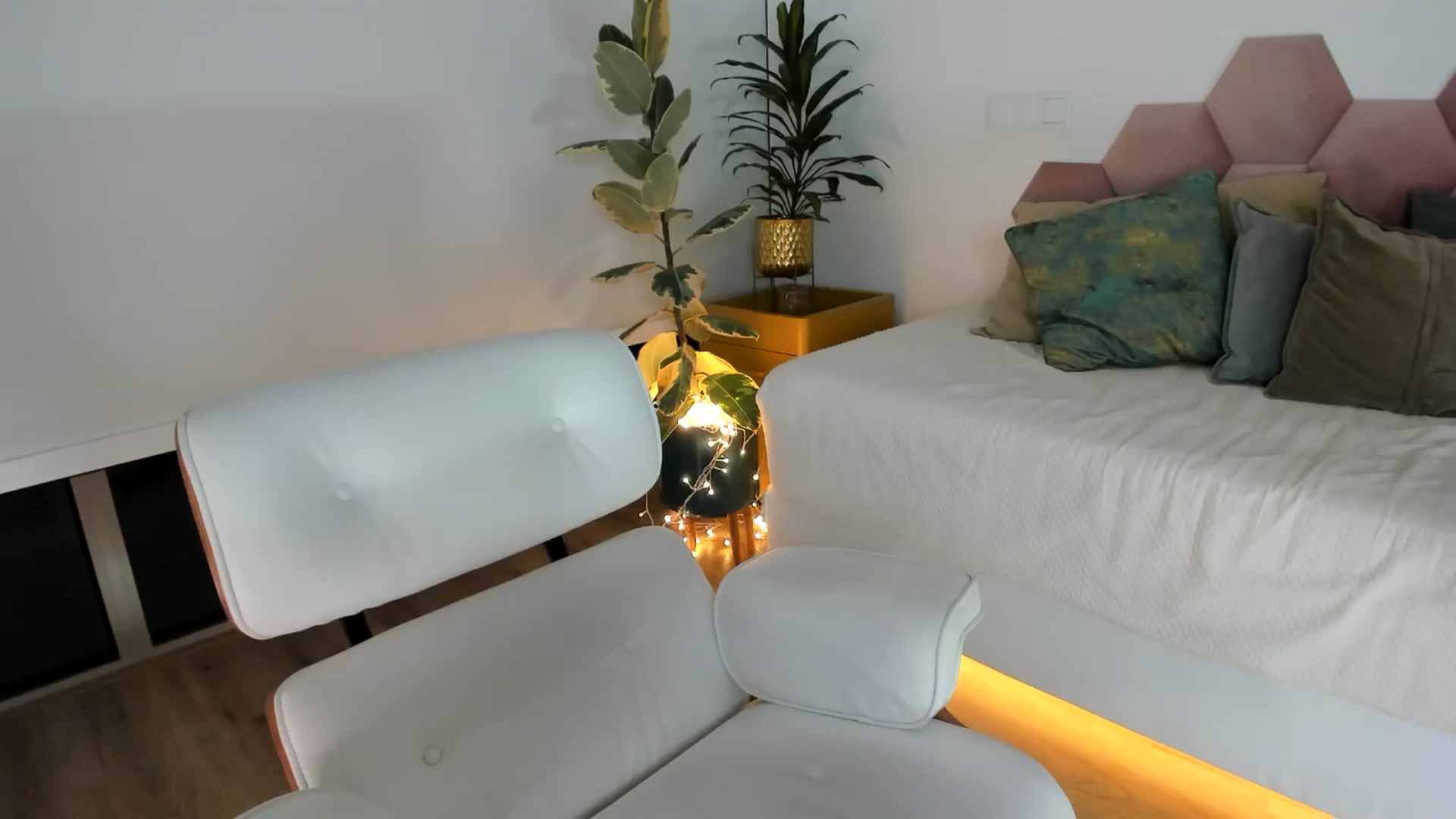 Gallery image thumbnail from AoifeOneal's myfreecams stream on, 09/26/2024, 19:44 image 13 of 20