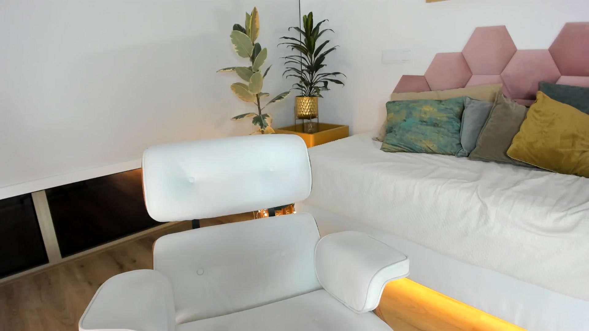 Gallery image thumbnail from AoifeOneal's myfreecams stream on, 09/26/2024, 21:05 image 11 of 20