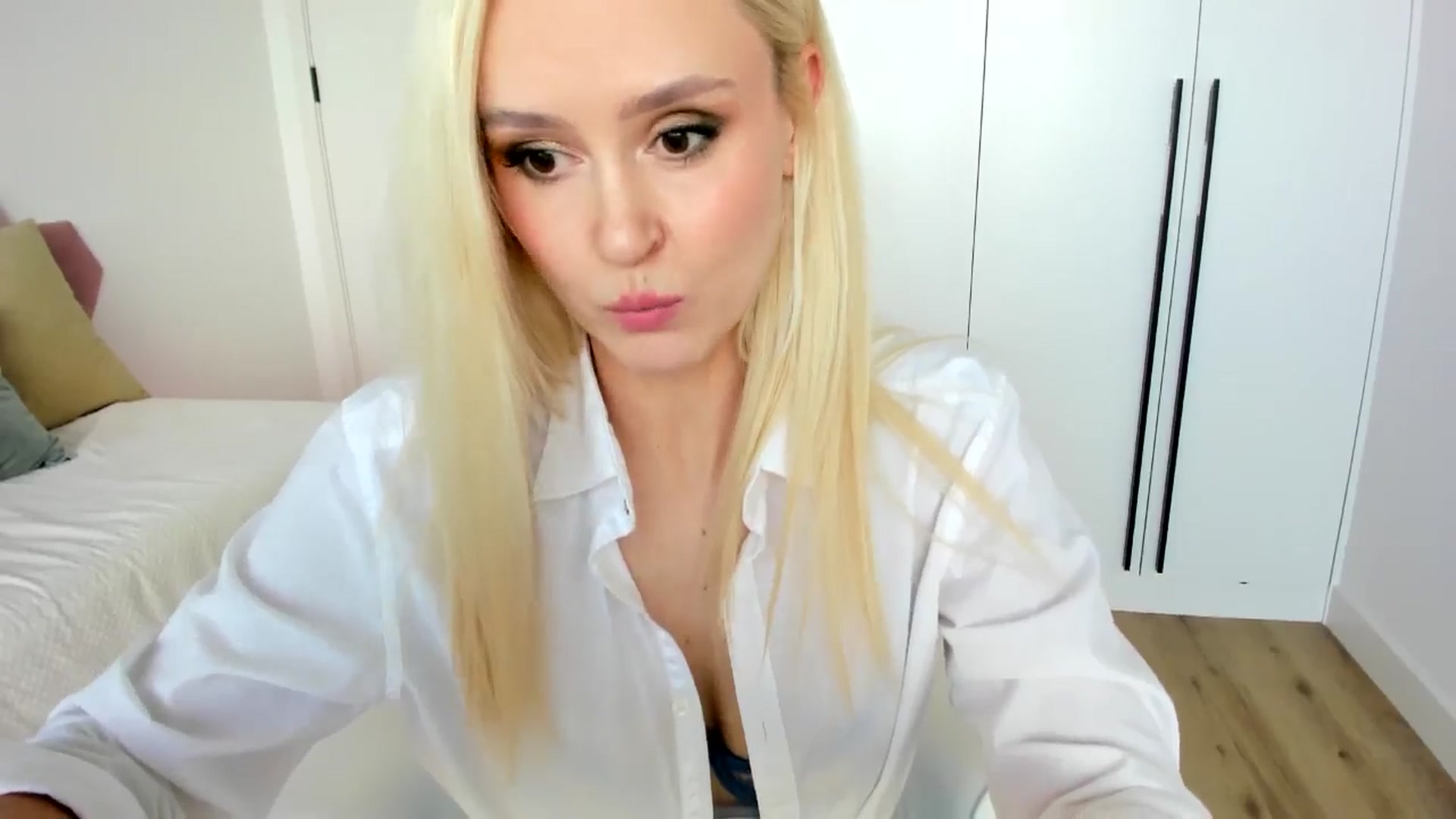 Gallery image thumbnail from AoifeOneal's myfreecams stream on, 10/12/2024, 18:30 image 5 of 20