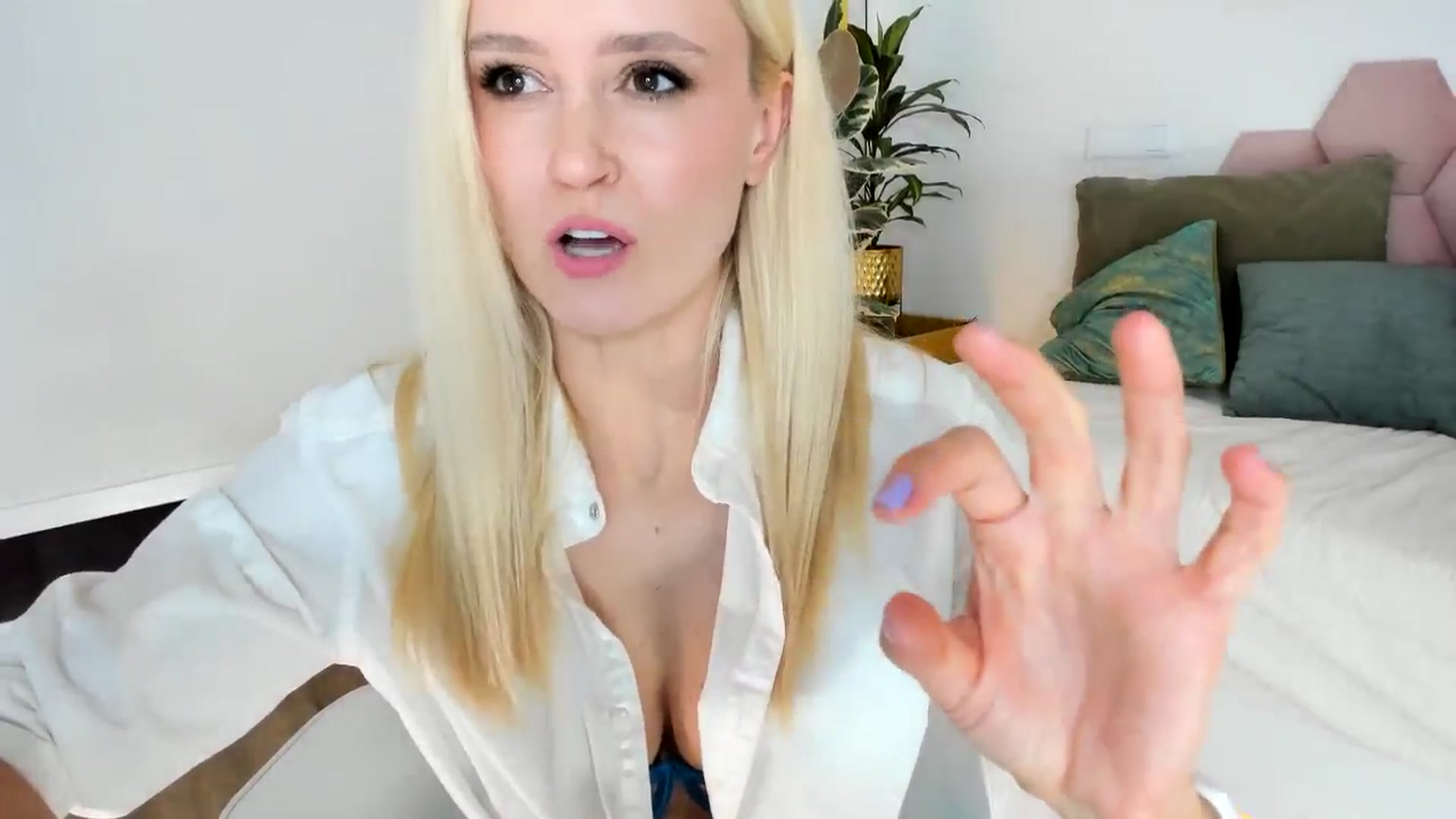 Gallery image thumbnail from AoifeOneal's myfreecams stream on, 10/12/2024, 18:58 image 16 of 20