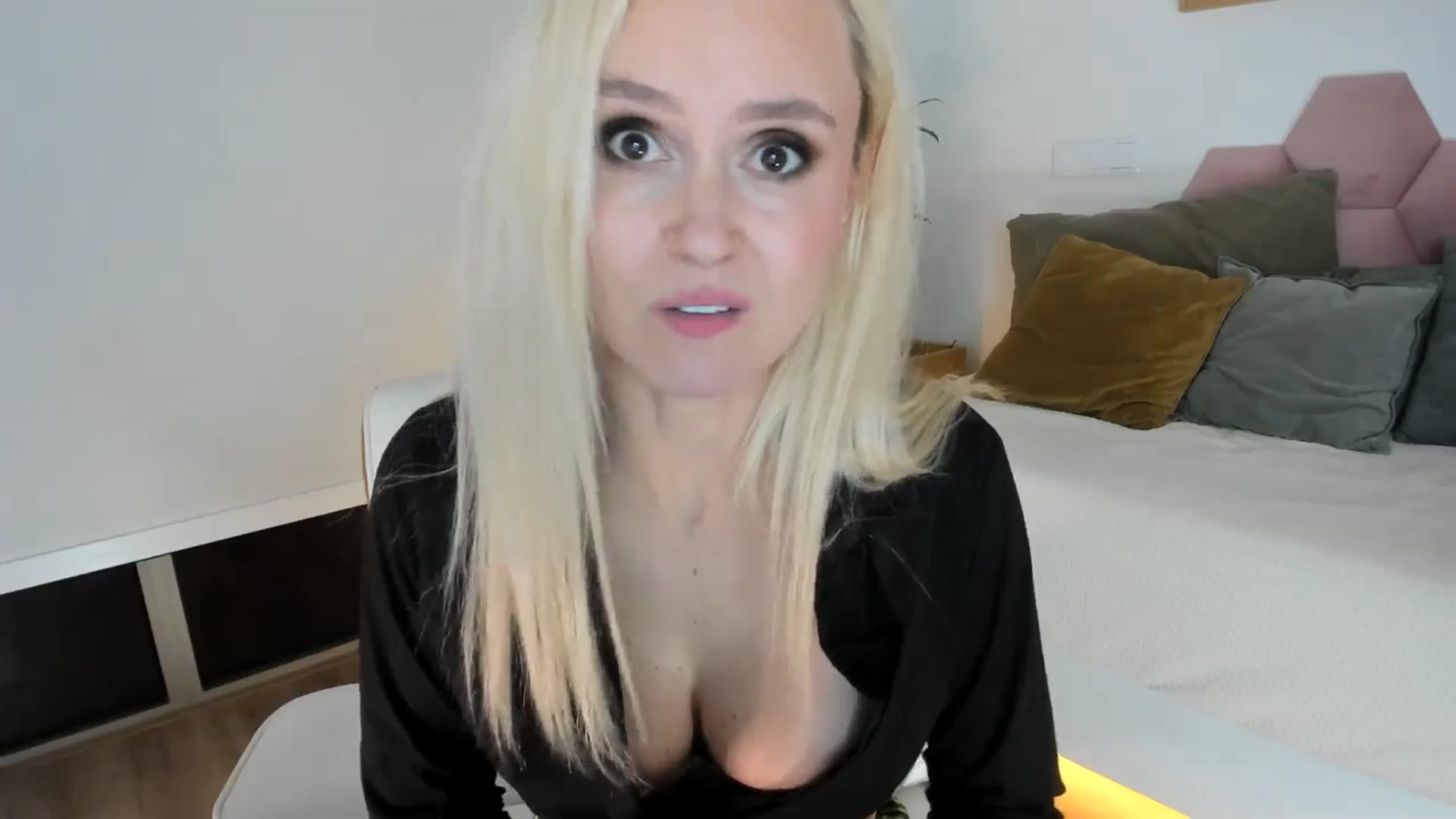 Gallery image thumbnail from AoifeOneal's myfreecams stream on, 10/19/2024, 21:02 image 6 of 20
