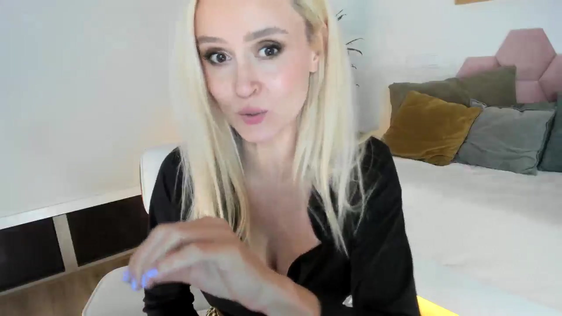 Gallery image thumbnail from AoifeOneal's myfreecams stream on, 10/19/2024, 21:02 image 9 of 20