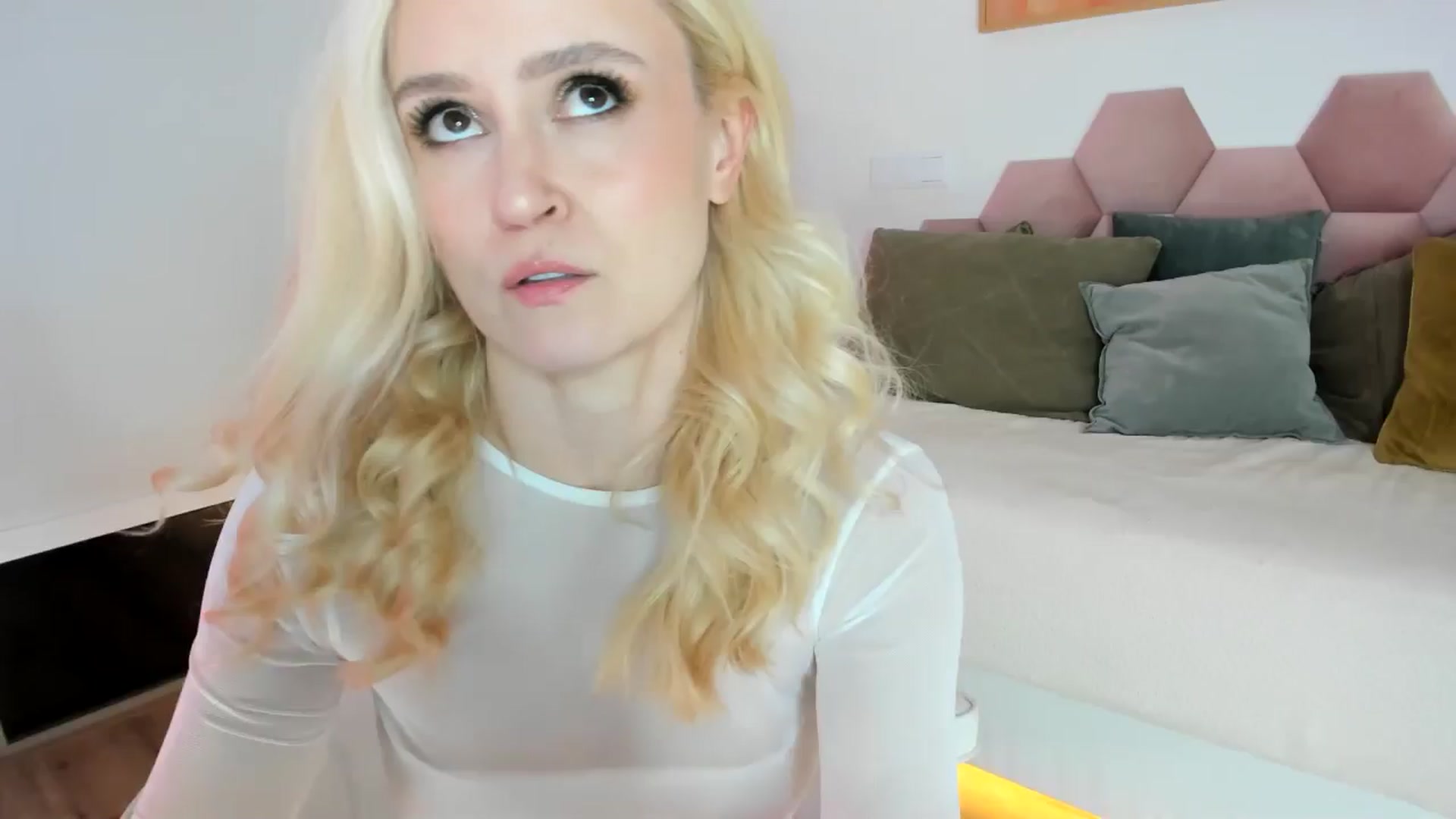 Gallery image thumbnail from AoifeOneal's myfreecams stream on, 11/06/2024, 20:39 image 1 of 20