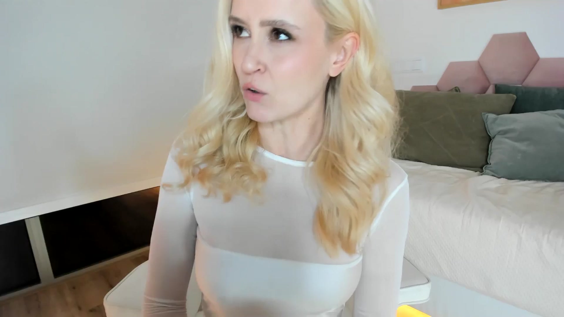 Gallery image thumbnail from AoifeOneal's myfreecams stream on, 11/06/2024, 20:39 image 7 of 20