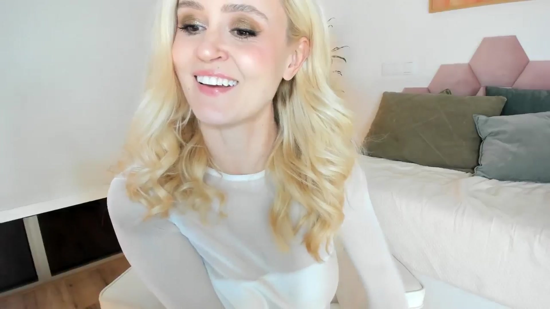 Gallery image thumbnail from AoifeOneal's myfreecams stream on, 11/06/2024, 20:39 image 6 of 20