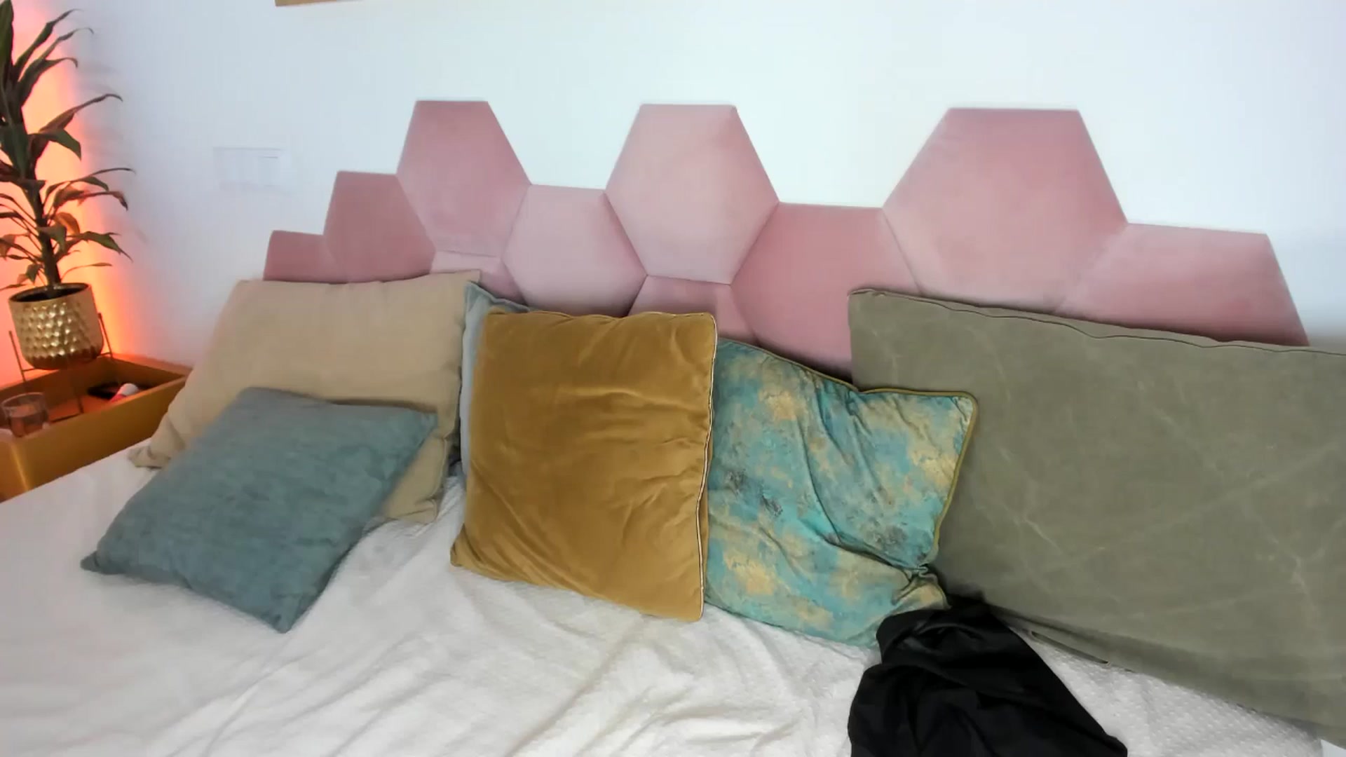 Gallery image thumbnail from AoifeOneal's myfreecams stream on, 12/03/2024, 22:32 image 4 of 20