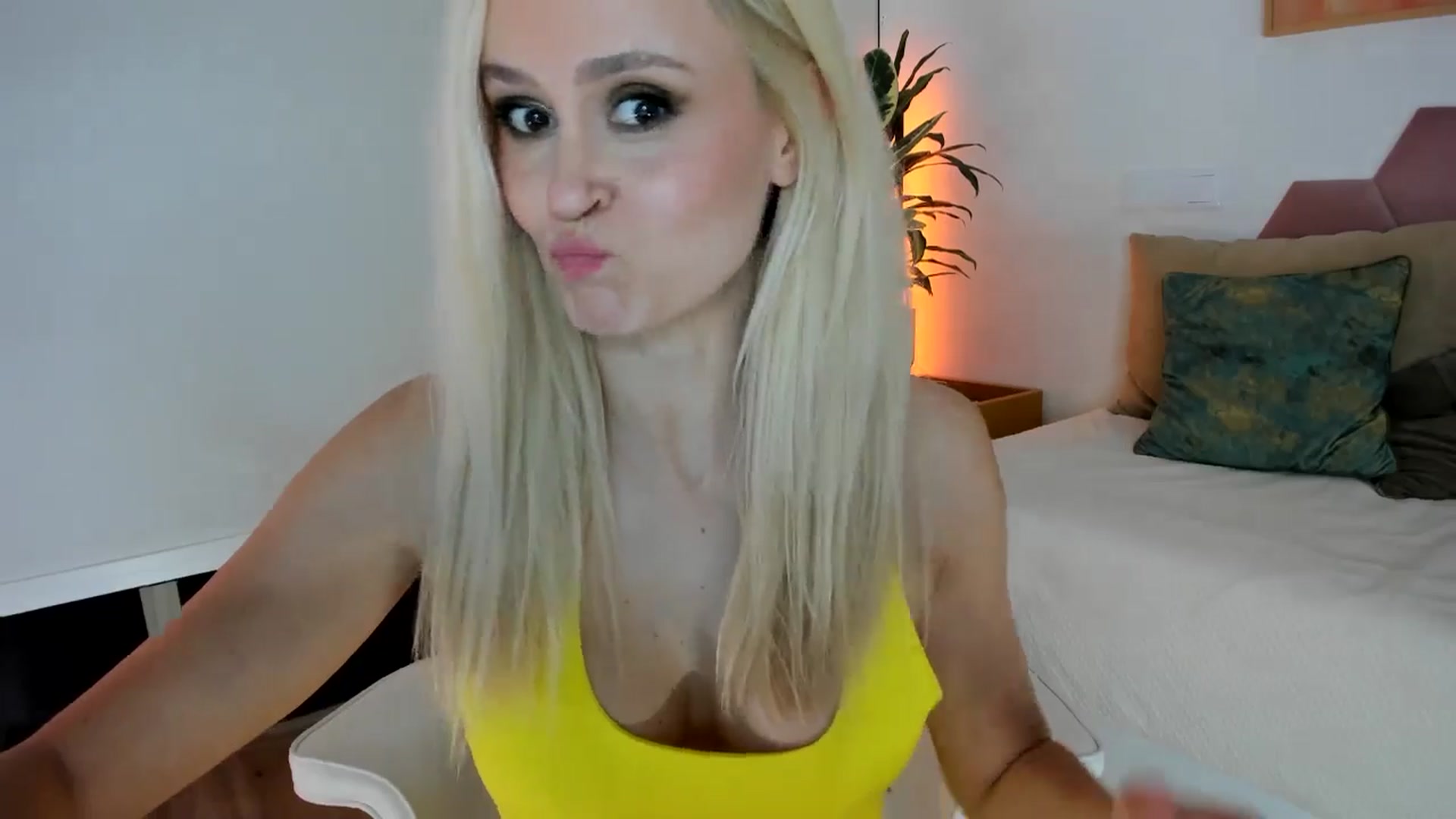 Gallery image thumbnail from AoifeOneal's myfreecams stream on, 12/10/2024, 20:39 image 9 of 20
