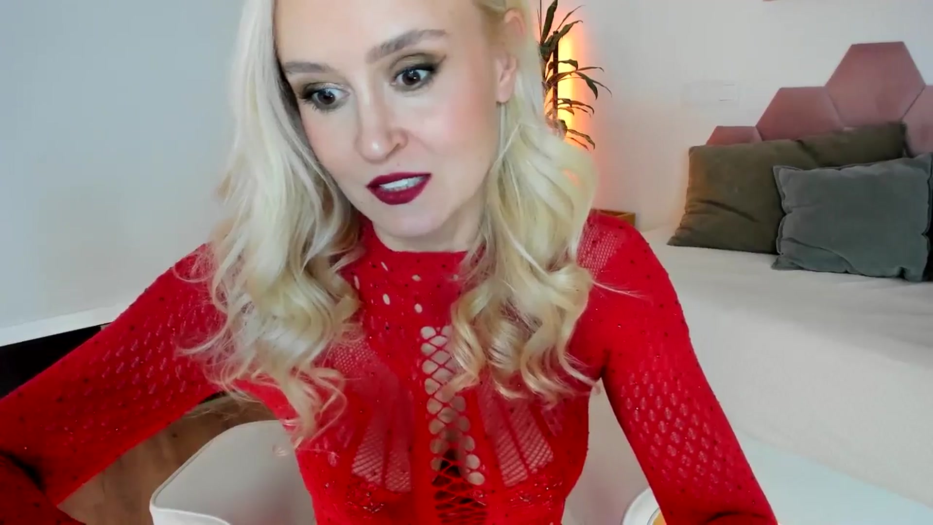 Gallery image thumbnail from AoifeOneal's myfreecams stream on, 12/28/2024, 19:47 image 6 of 20