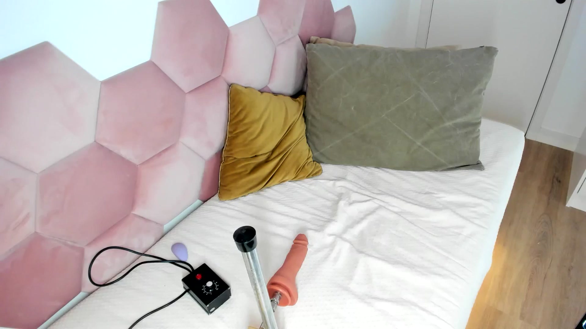 Gallery image thumbnail from AoifeOneal's myfreecams stream on, 12/28/2024, 20:58 image 20 of 20