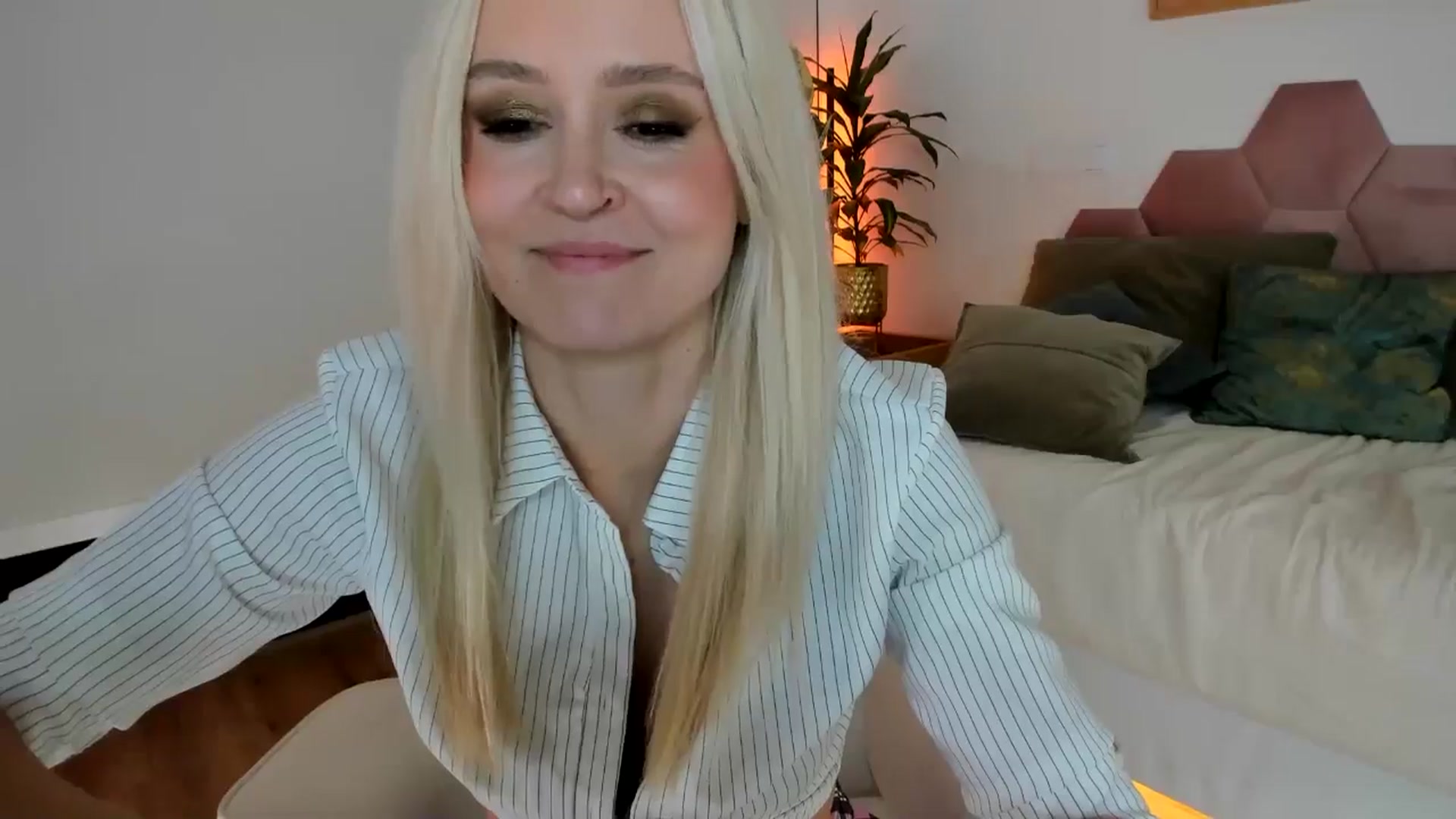 Gallery image thumbnail from AoifeOneal's myfreecams stream on, 01/04/2025, 22:38 image 4 of 20