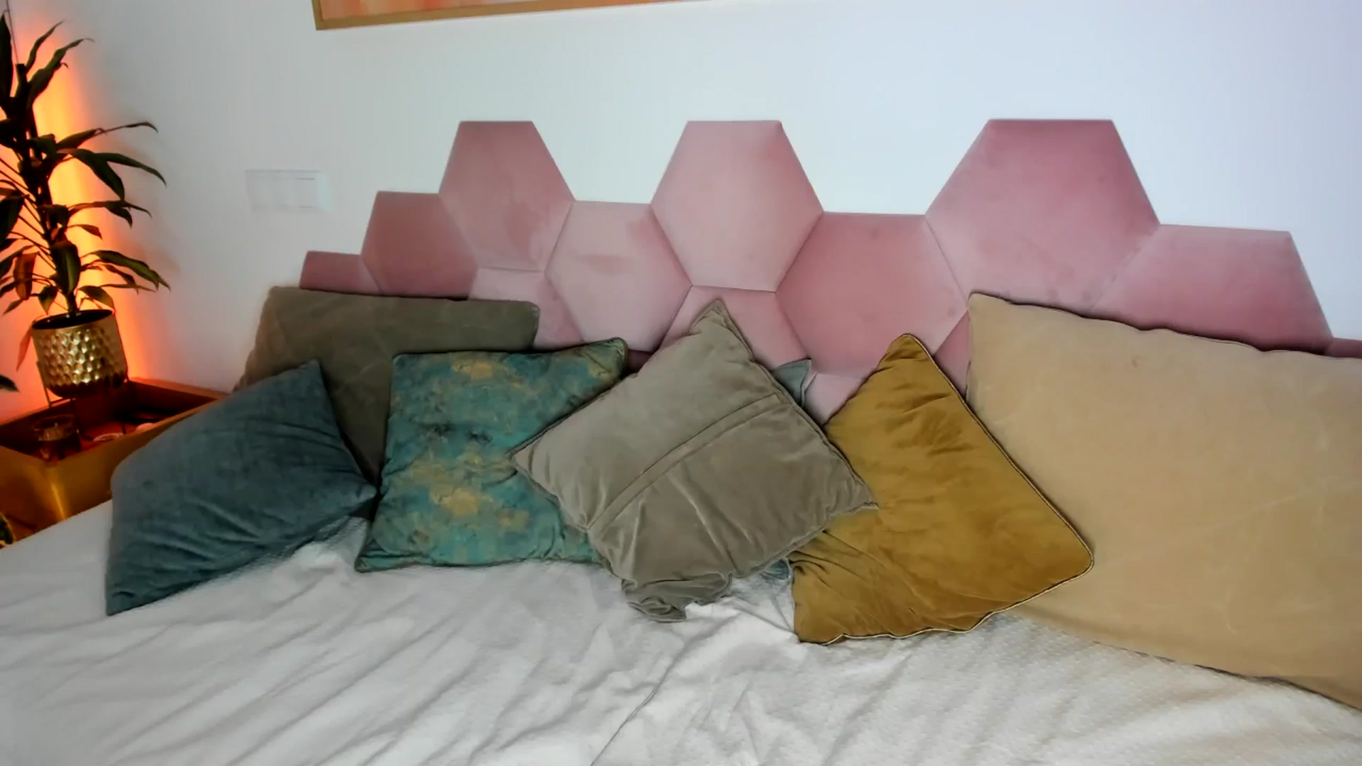 Gallery image thumbnail from AoifeOneal's myfreecams stream on, 01/04/2025, 22:38 image 12 of 20