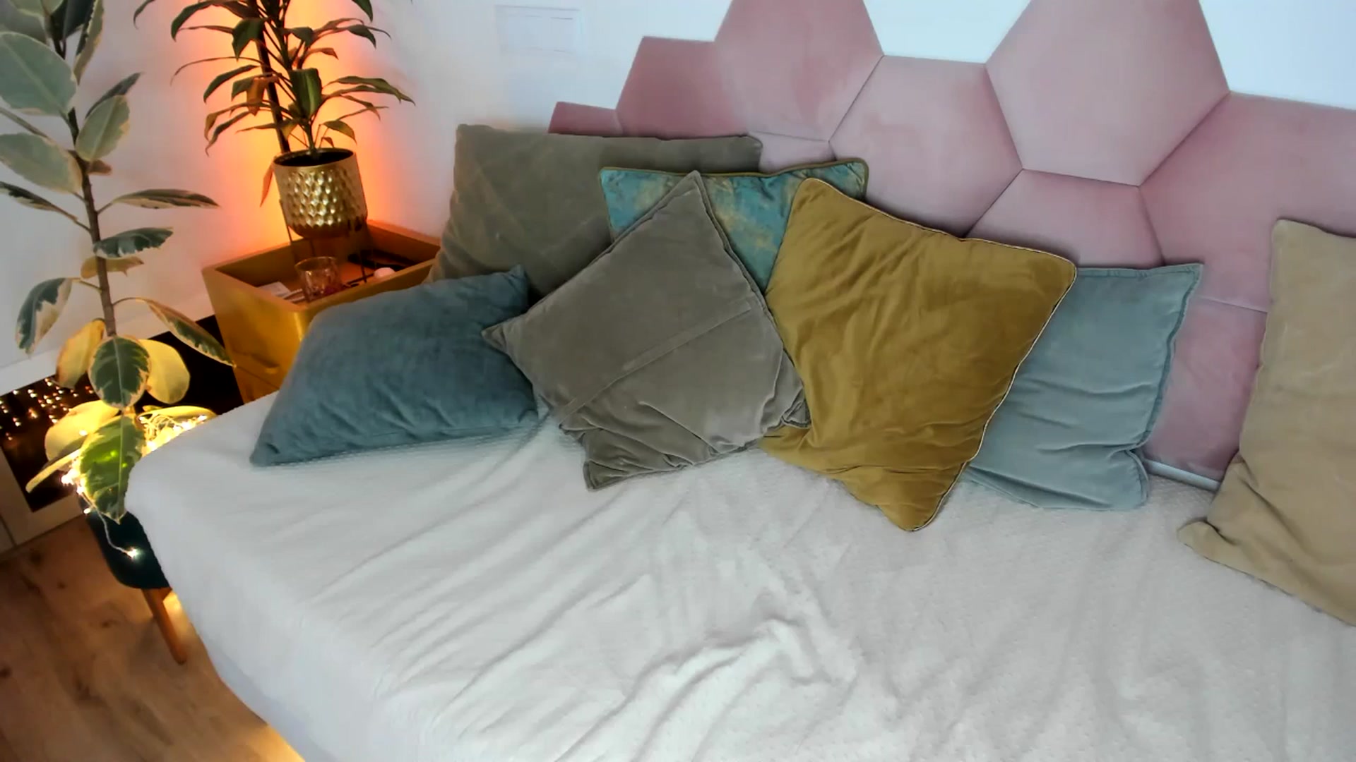 Gallery image thumbnail from AoifeOneal's myfreecams stream on, 01/05/2025, 22:02 image 13 of 20