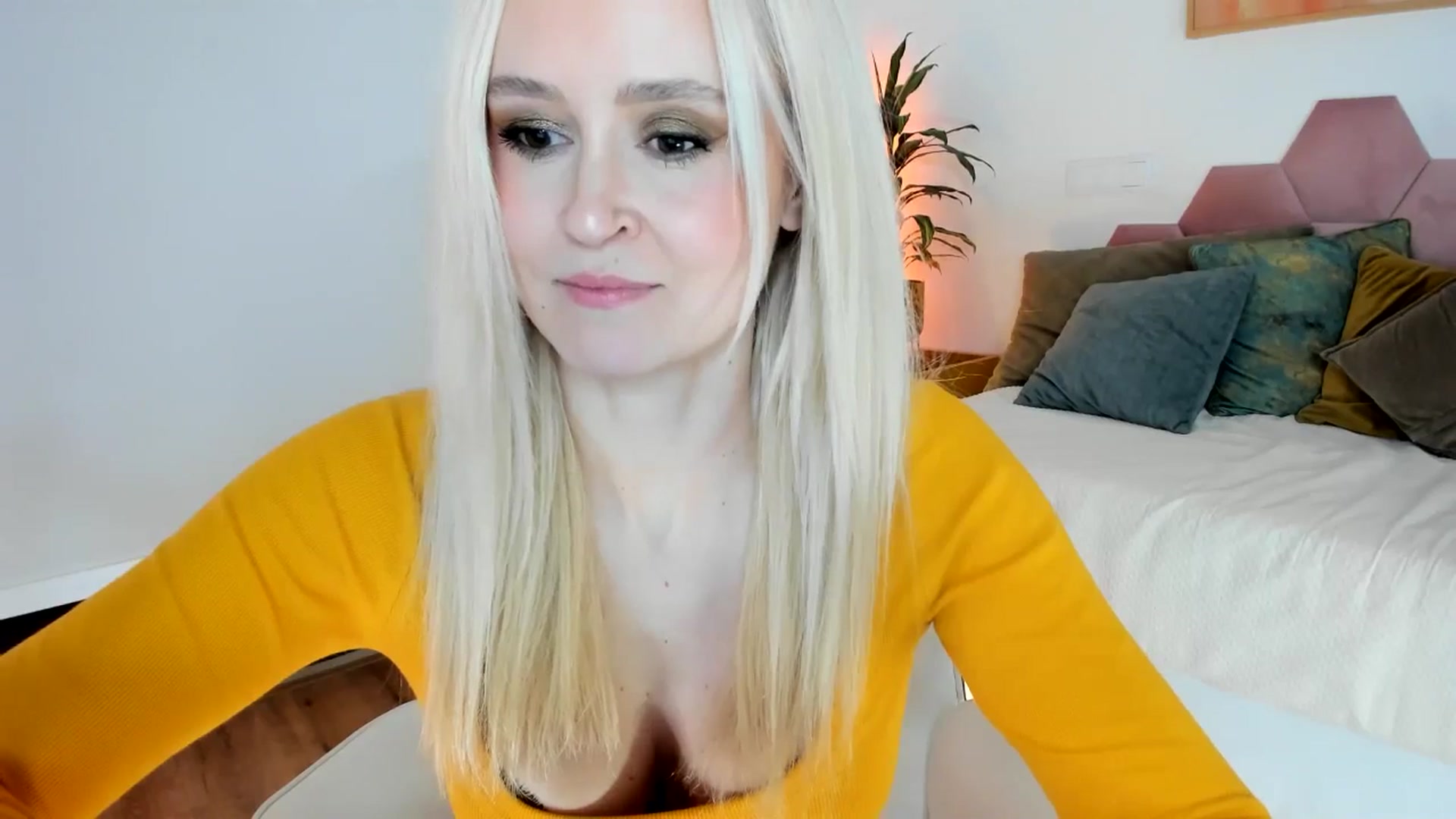 Gallery image thumbnail from AoifeOneal's myfreecams stream on, 01/07/2025, 20:59 image 15 of 20