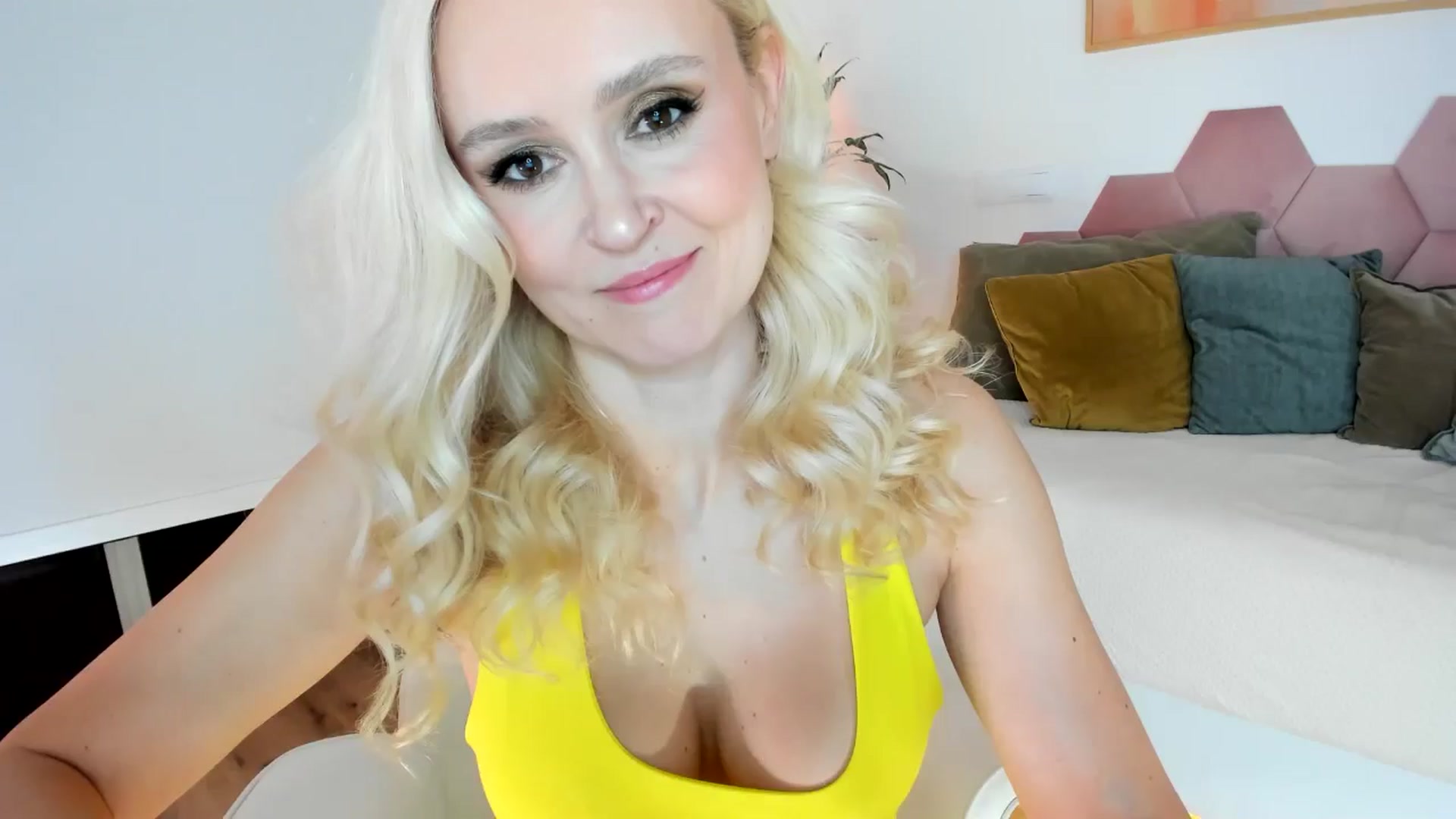 Gallery image thumbnail from AoifeOneal's myfreecams stream on, 01/11/2025, 21:04 image 1 of 20