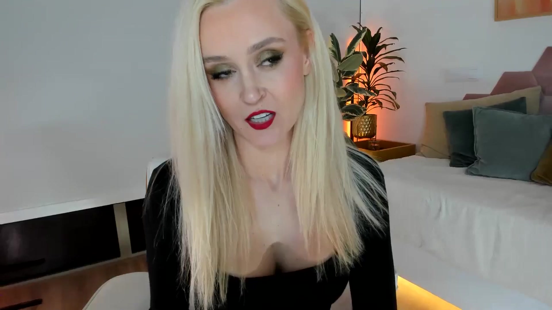 Gallery image thumbnail from AoifeOneal's myfreecams stream on, 02/04/2025, 21:16 image 13 of 20