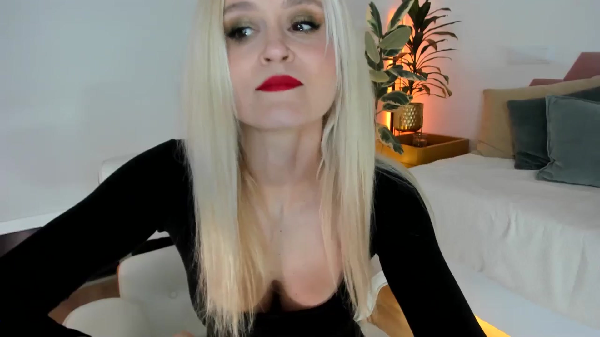 Gallery image thumbnail from AoifeOneal's myfreecams stream on, 02/04/2025, 21:16 image 10 of 20