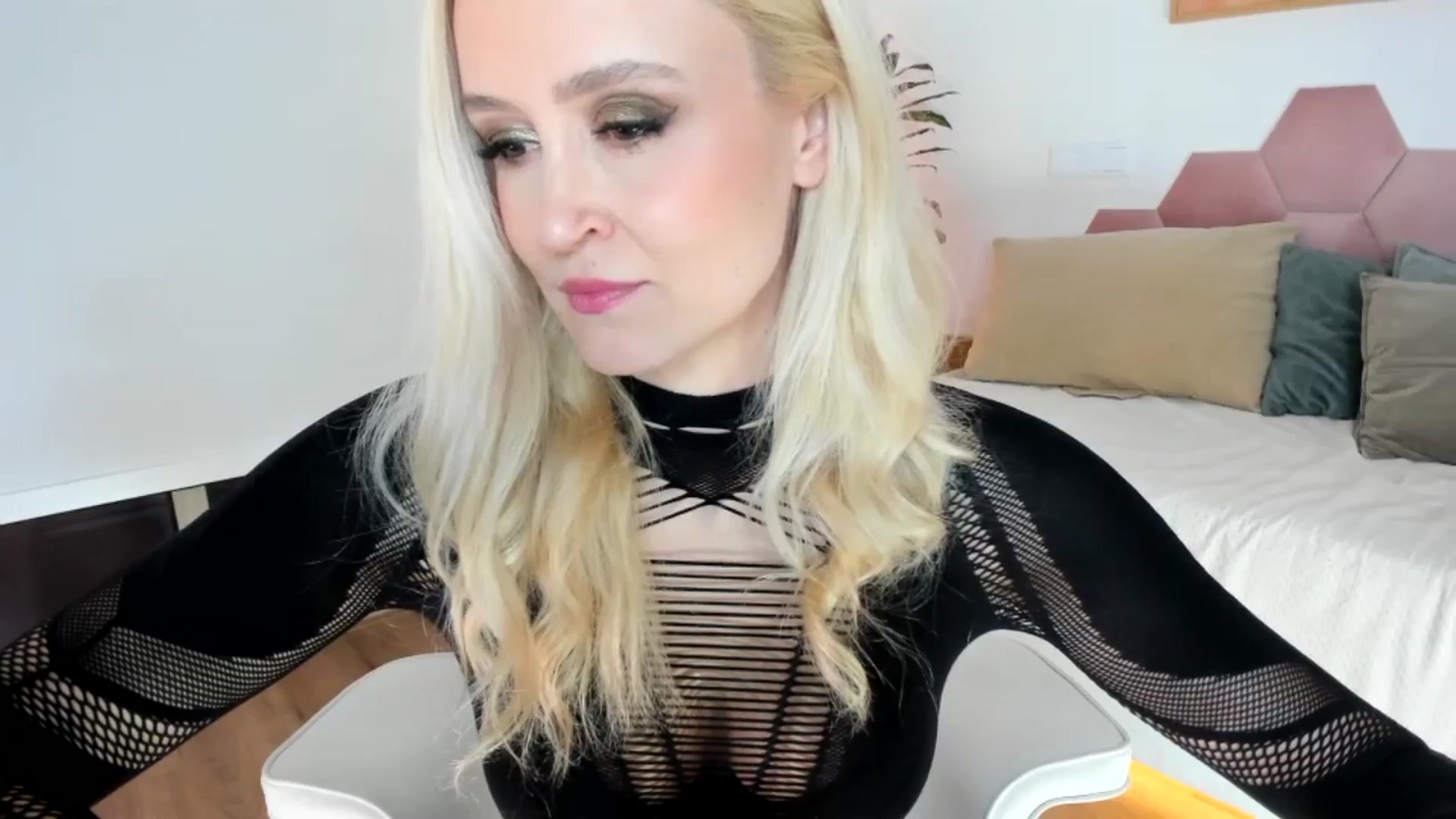 Gallery image thumbnail from AoifeOneal's myfreecams stream on, 02/14/2025, 20:59 image 11 of 20