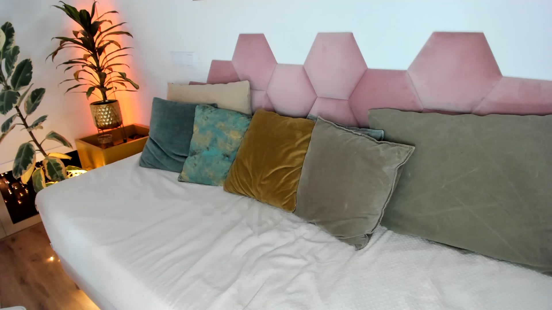 Gallery image thumbnail from AoifeOneal's myfreecams stream on, 02/19/2025, 20:33 image 18 of 20