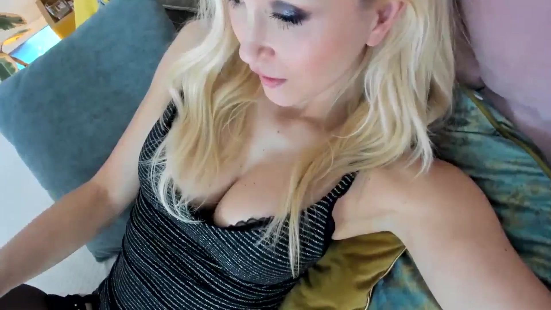 Gallery image thumbnail from AoifeOneal's myfreecams stream on, 04/02/2025, 19:42 image 7 of 20