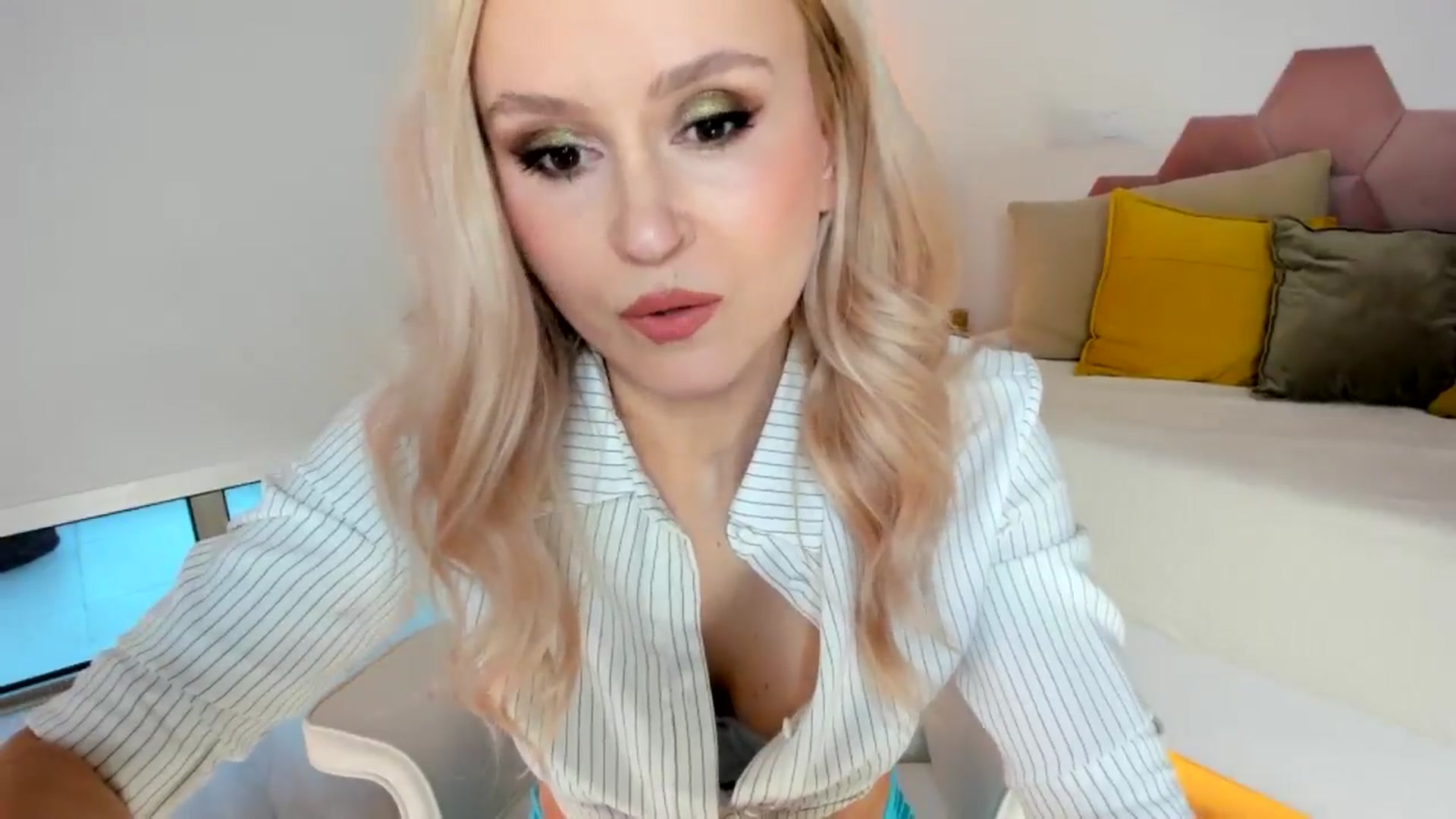 Gallery image thumbnail from AoifeOneal's myfreecams stream on, 04/09/2025, 19:38 image 8 of 20