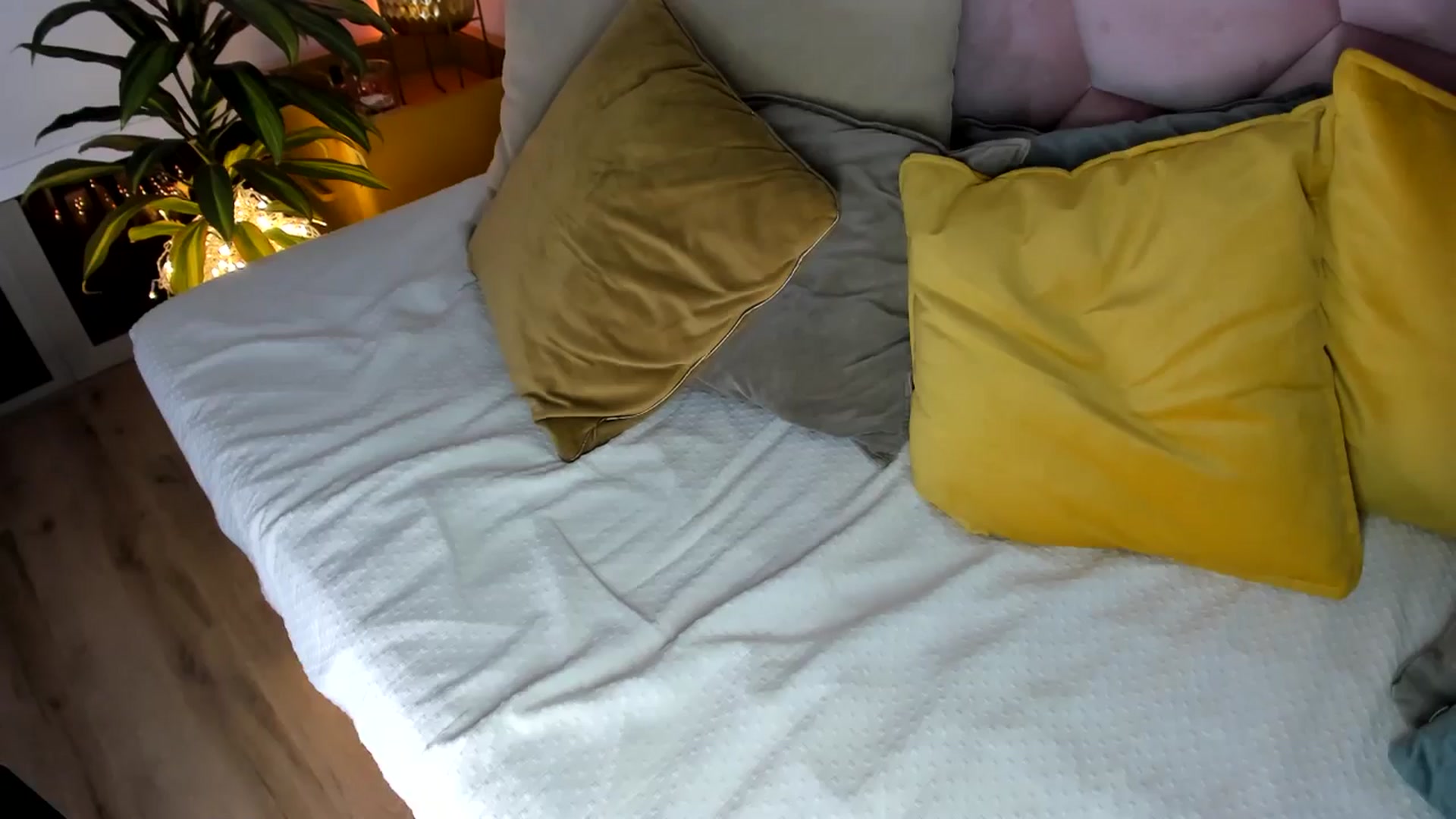 Gallery image thumbnail from AoifeOneal's myfreecams stream on, 04/16/2025, 21:05 image 18 of 20