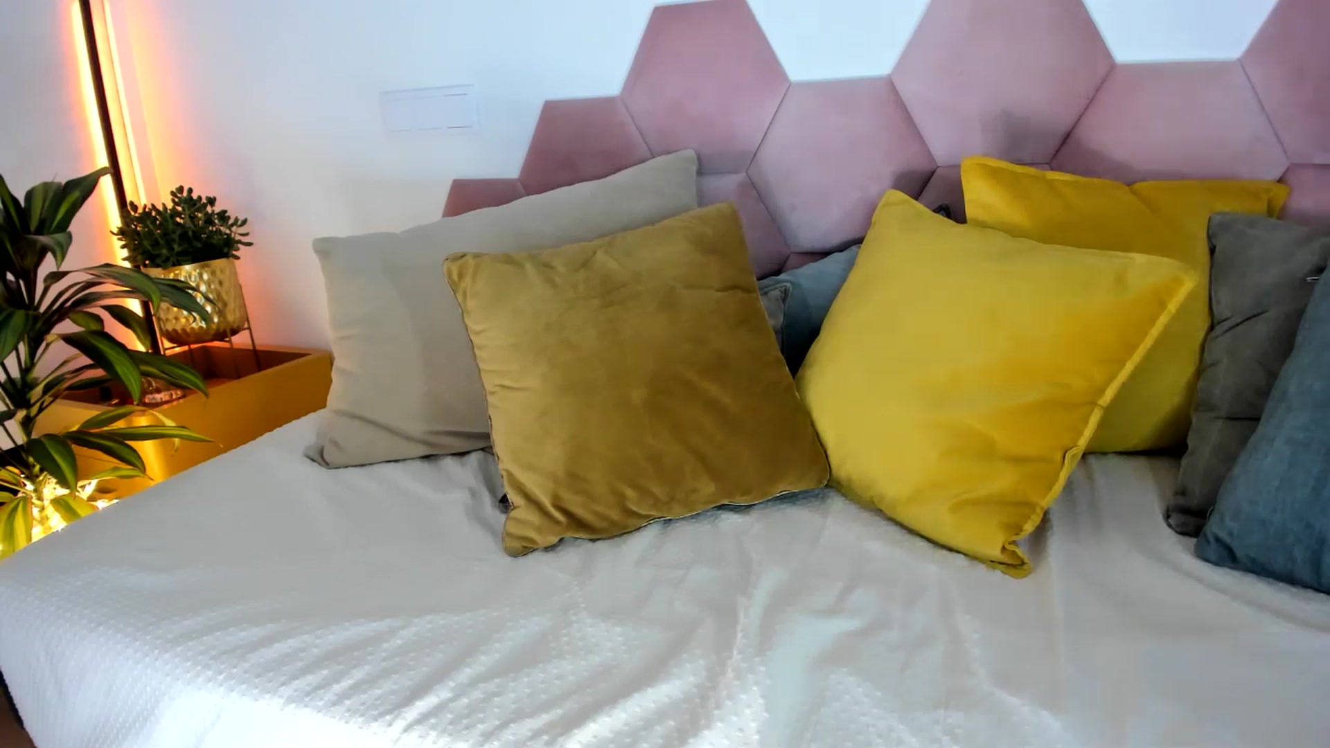 Gallery image thumbnail from AoifeOneal's myfreecams stream on, 04/16/2025, 21:05 image 11 of 20