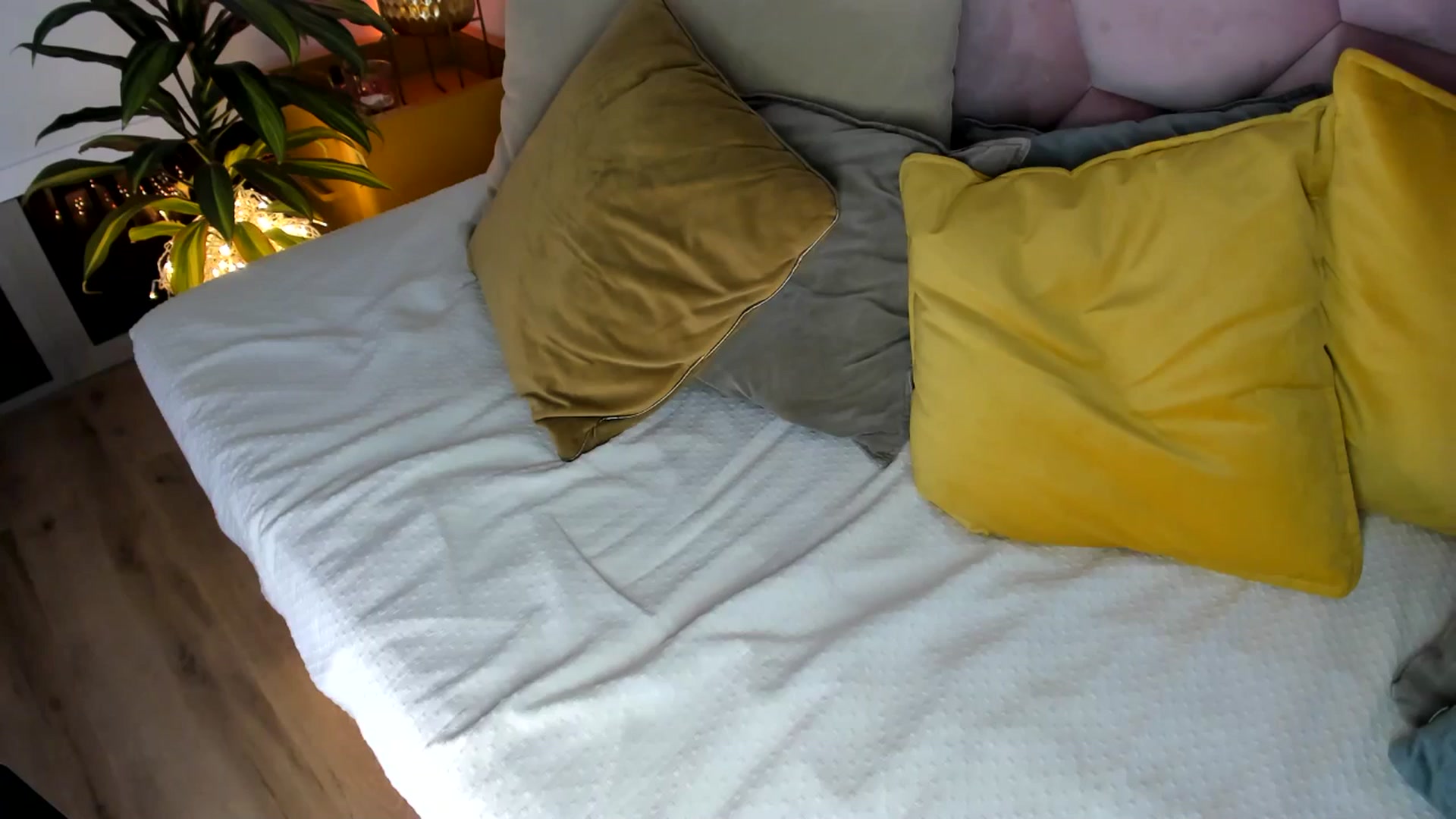 Gallery image thumbnail from AoifeOneal's myfreecams stream on, 04/16/2025, 21:05 image 19 of 20