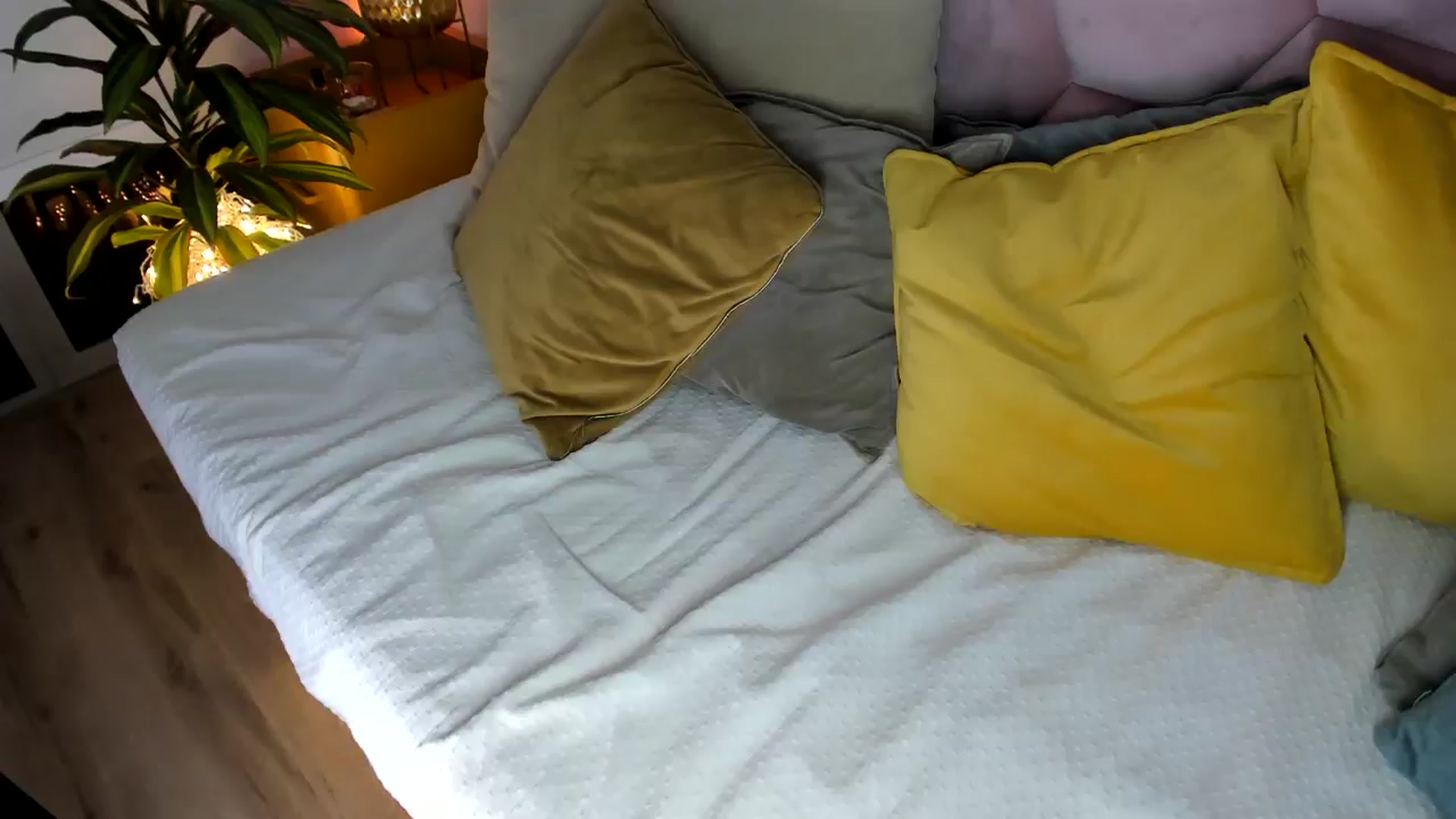 Gallery image thumbnail from AoifeOneal's myfreecams stream on, 04/16/2025, 21:05 image 20 of 20
