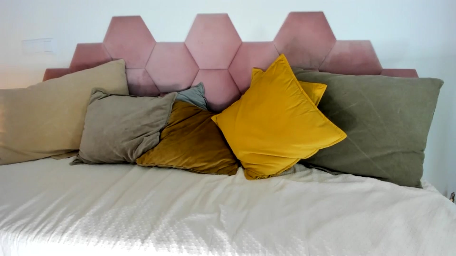 Gallery image thumbnail from AoifeOneal's myfreecams stream on, 04/17/2025, 21:43 image 10 of 20