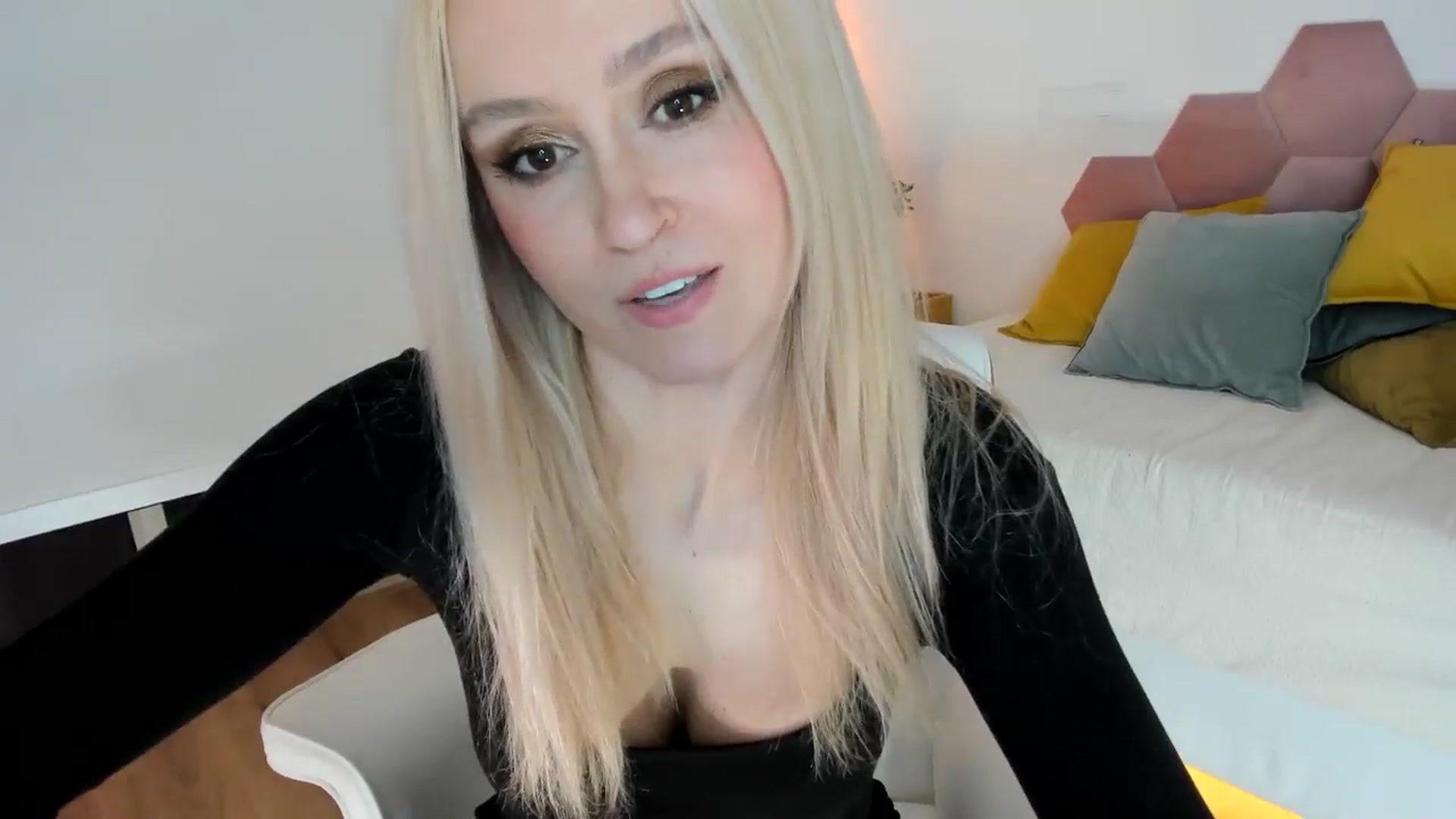 Gallery image thumbnail from AoifeOneal's myfreecams stream on, 04/19/2025, 20:19 image 20 of 20