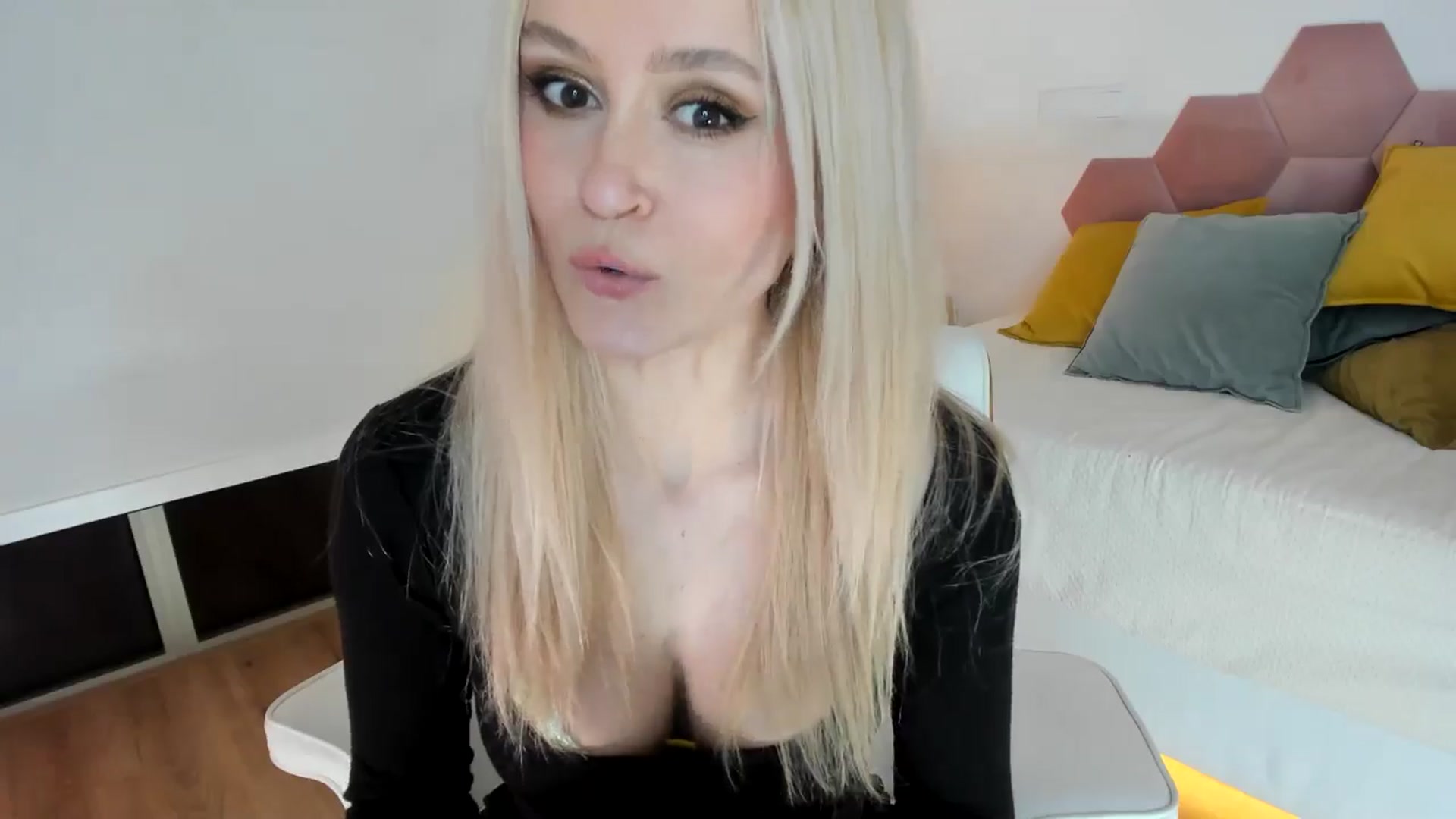 Gallery image thumbnail from AoifeOneal's myfreecams stream on, 04/19/2025, 20:19 image 19 of 20