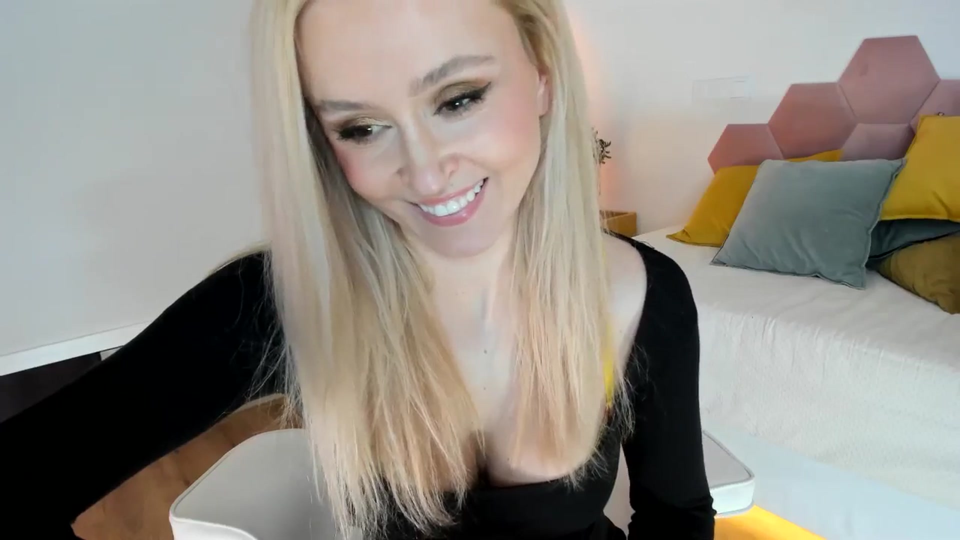 Gallery image thumbnail from AoifeOneal's myfreecams stream on, 04/19/2025, 20:19 image 9 of 20