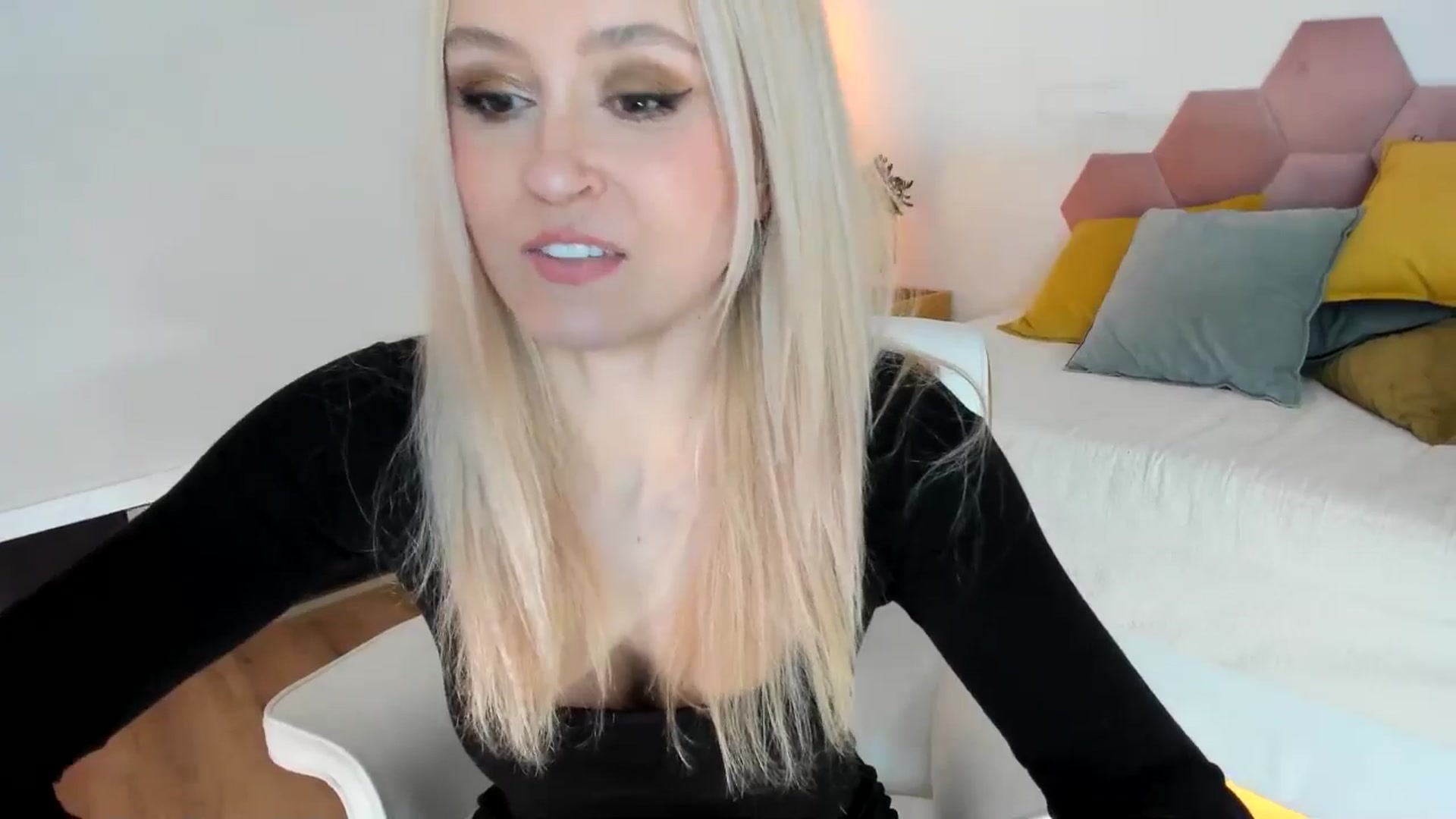 Gallery image thumbnail from AoifeOneal's myfreecams stream on, 04/19/2025, 20:19 image 18 of 20