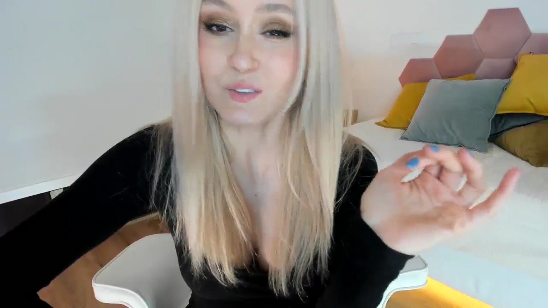 Gallery image thumbnail from AoifeOneal's myfreecams stream on, 04/19/2025, 20:19 image 13 of 20