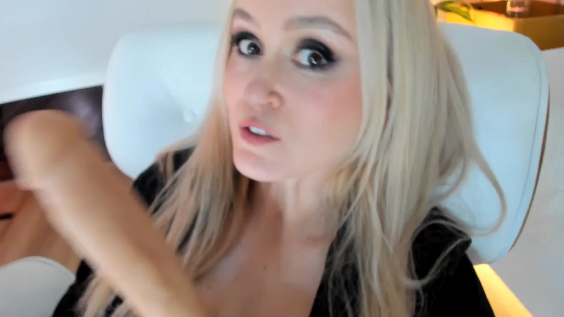 Gallery image thumbnail from AoifeOneal's myfreecams stream on, 04/22/2025, 21:17 image 1 of 20