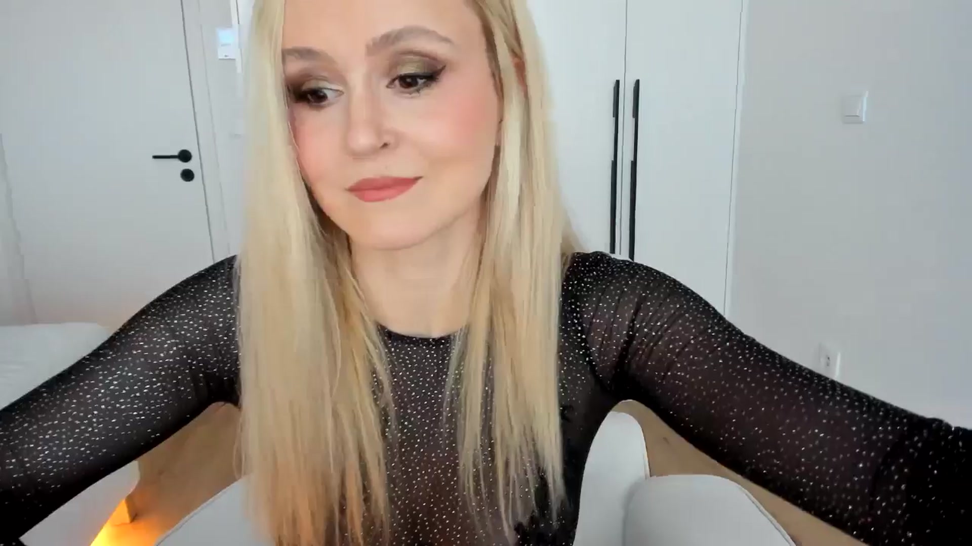 Gallery image thumbnail from AoifeOneal's myfreecams stream on, 04/25/2025, 19:31 image 17 of 20