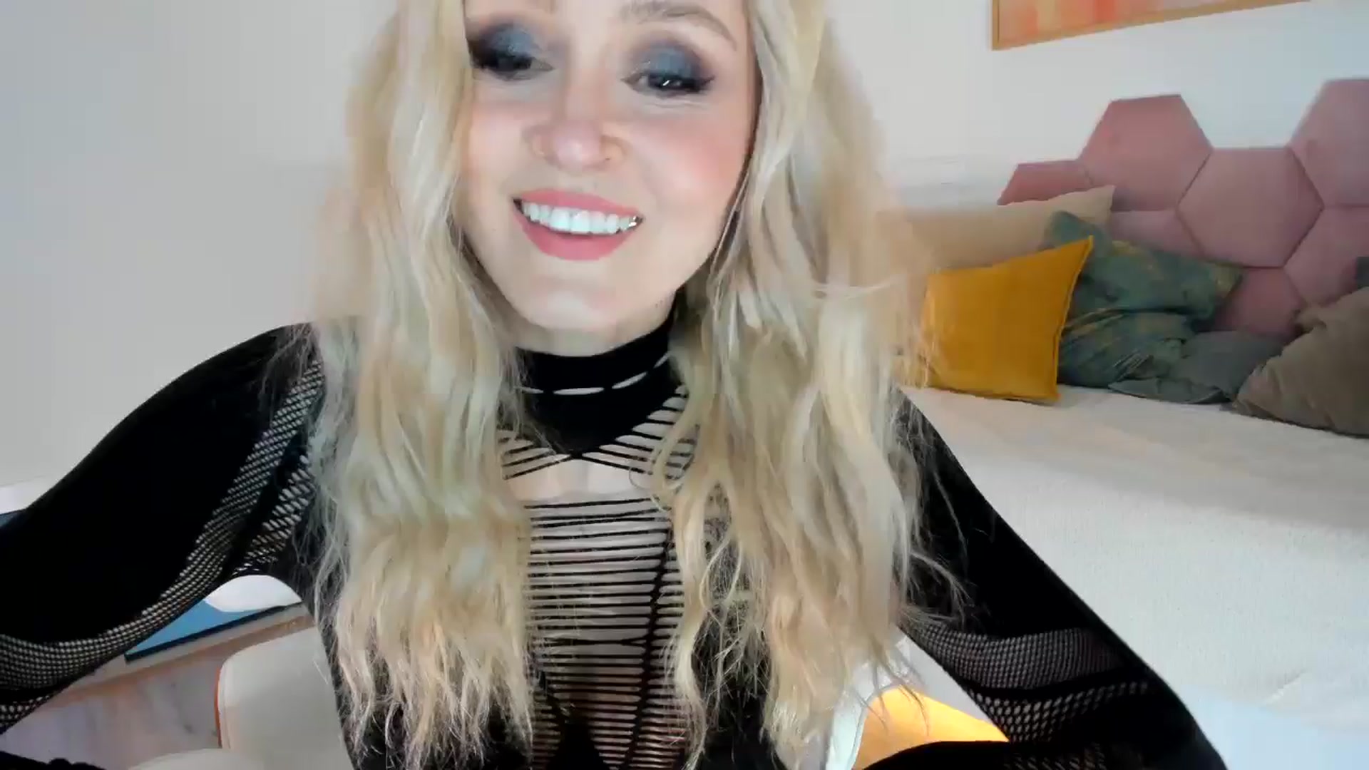 Gallery image thumbnail from AoifeOneal's myfreecams stream on, 04/30/2025, 21:08 image 1 of 20