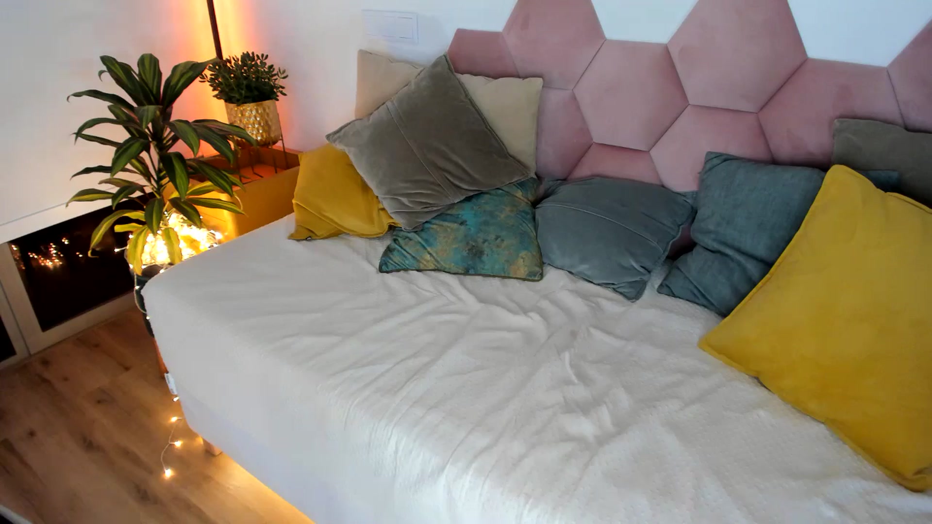 Gallery image thumbnail from AoifeOneal's myfreecams stream on, 04/30/2025, 21:08 image 19 of 20