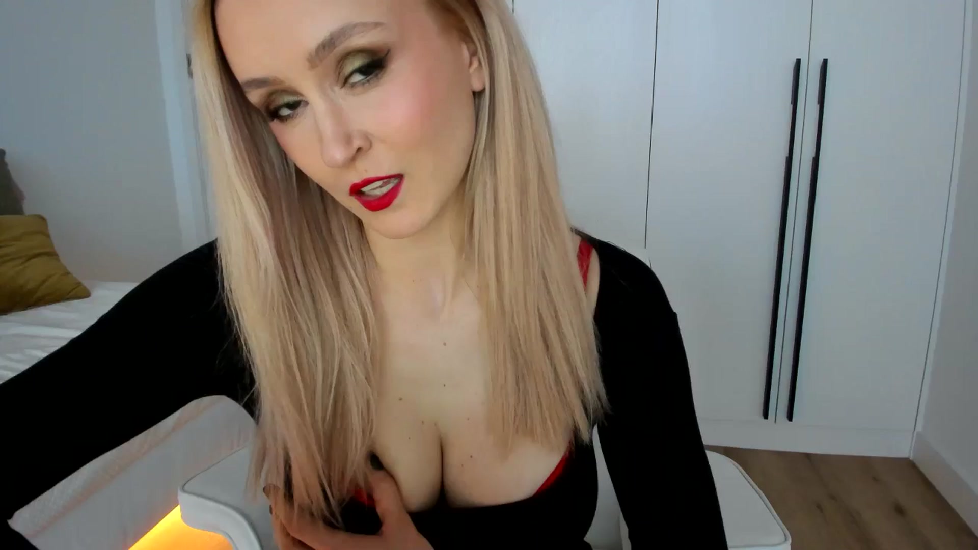 Gallery image thumbnail from AoifeOneal's myfreecams stream on, 05/03/2025, 19:45 image 17 of 20