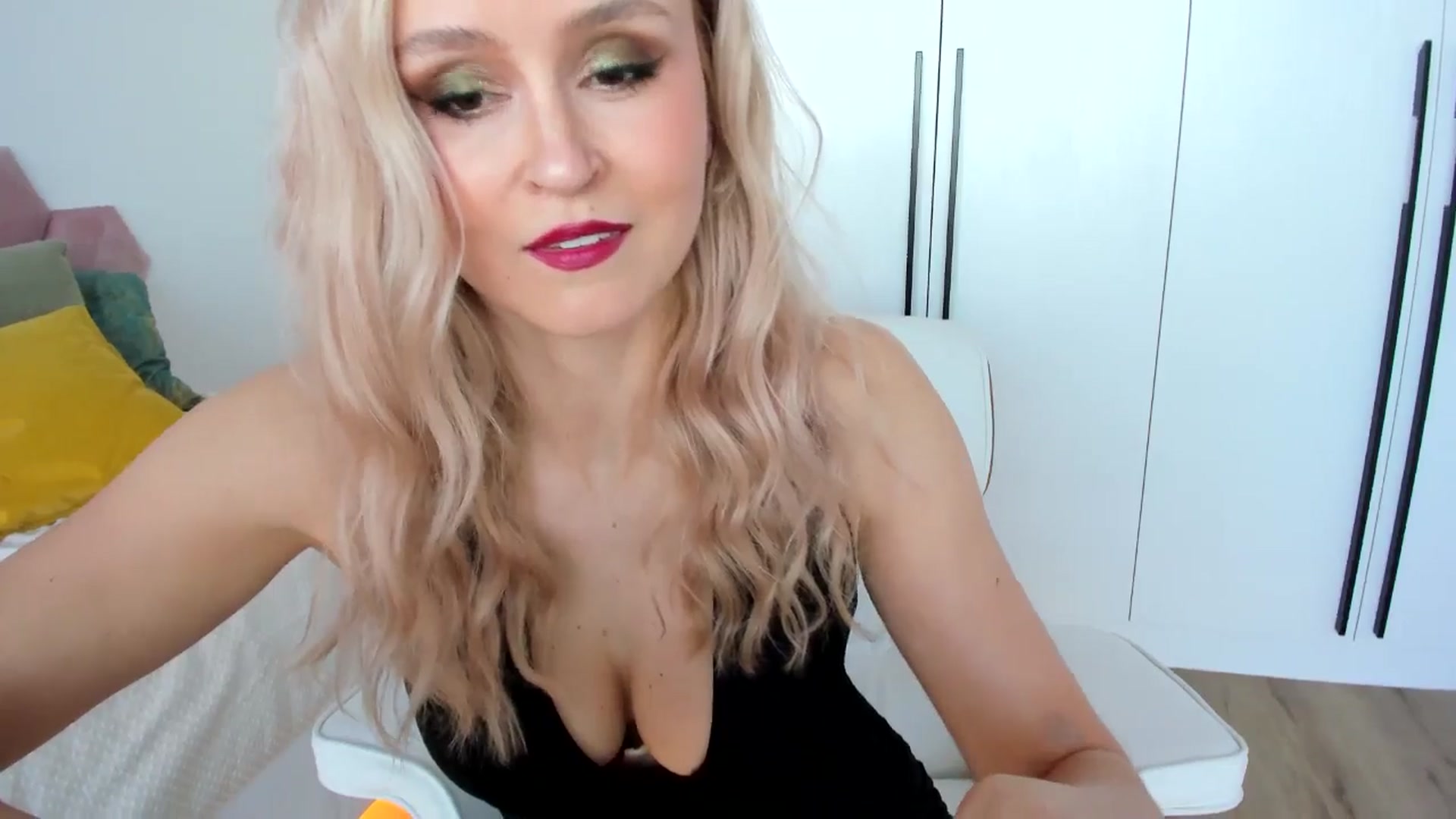 Gallery image thumbnail from AoifeOneal's myfreecams stream on, 05/07/2025, 19:40 image 5 of 20