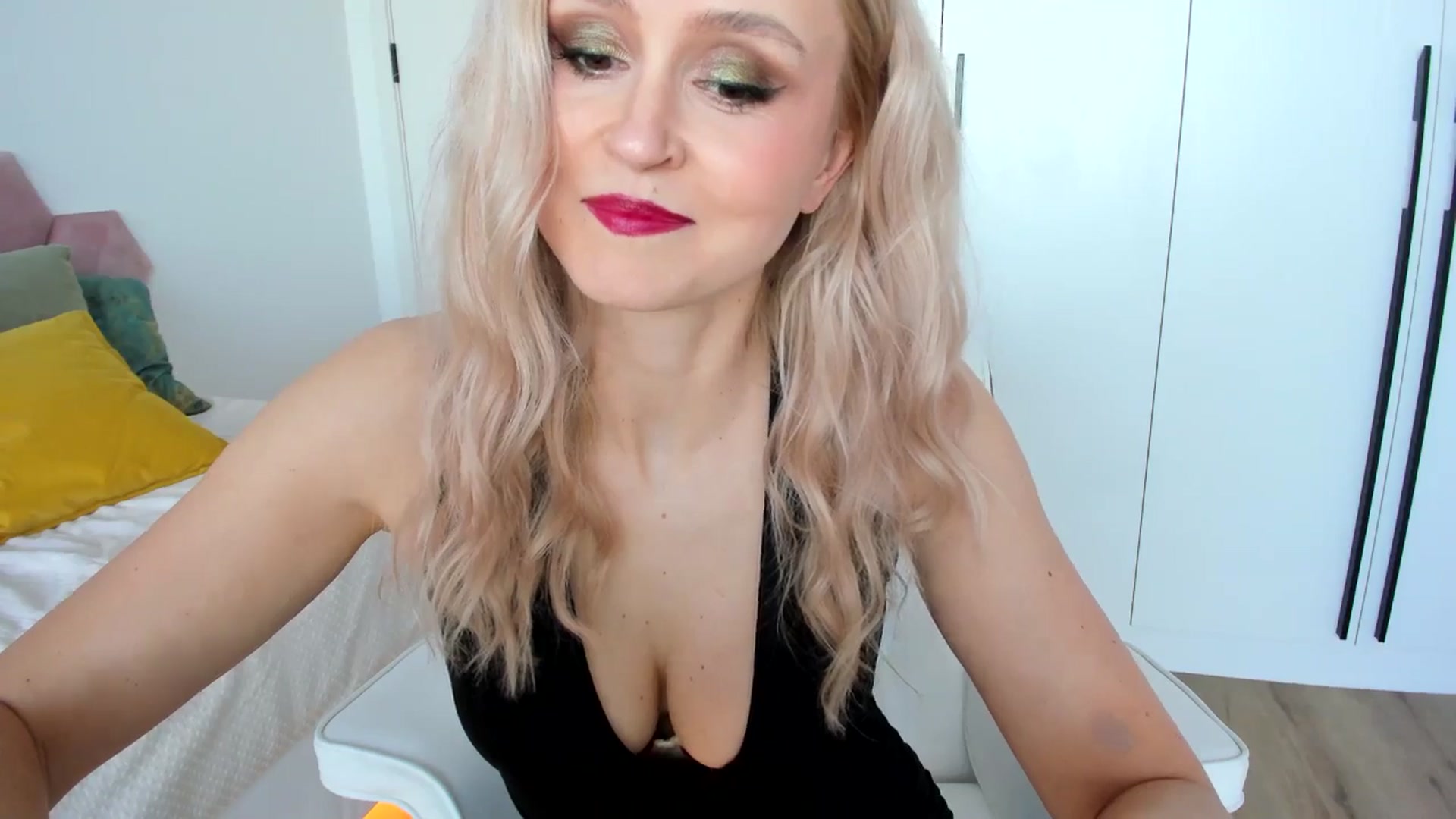 Gallery image thumbnail from AoifeOneal's myfreecams stream on, 05/07/2025, 19:40 image 6 of 20